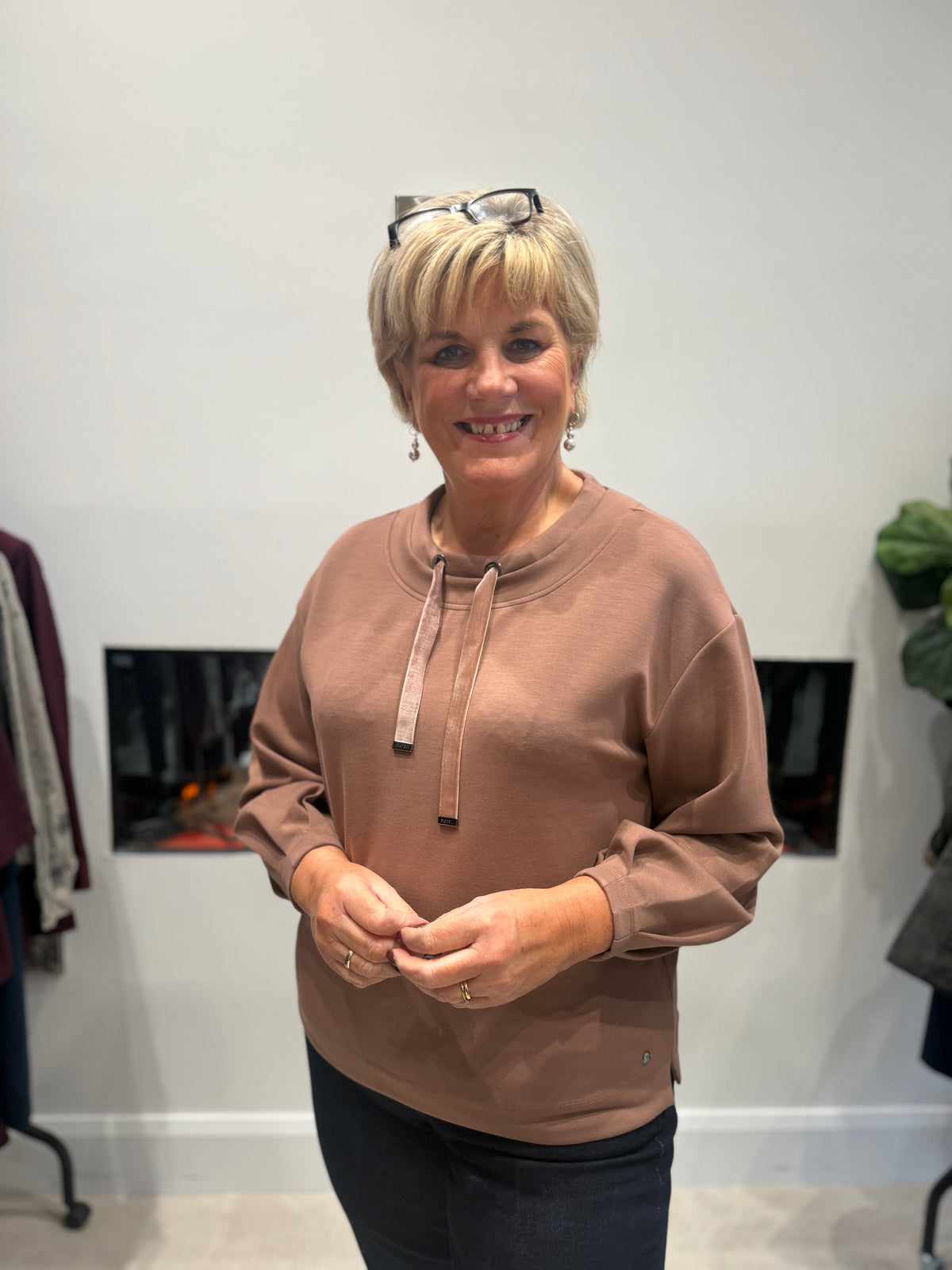 Sweatshirt with velvet drawstrings in tiramisu