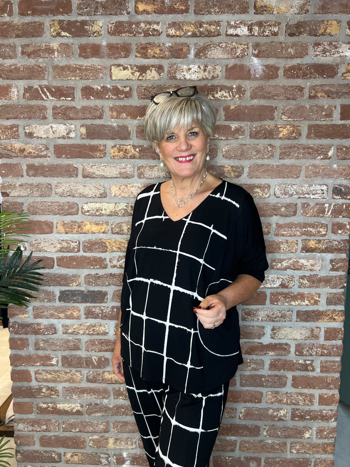 Ozai N Ku Chess Top in black