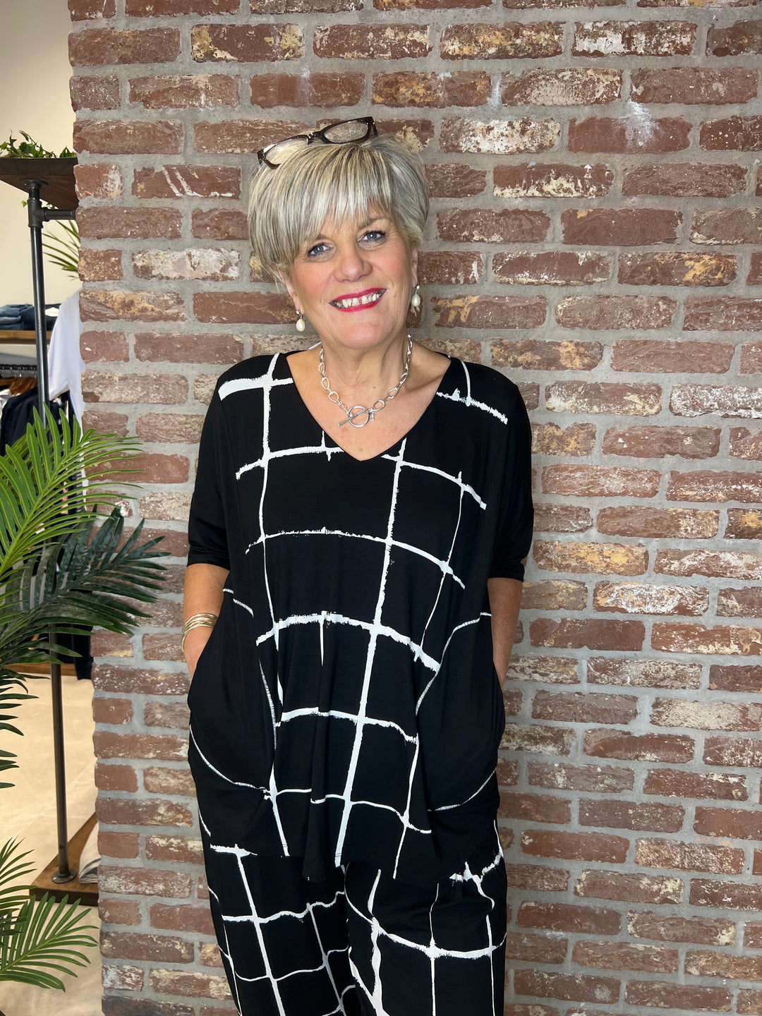 Ozai N Ku Chess Top in black