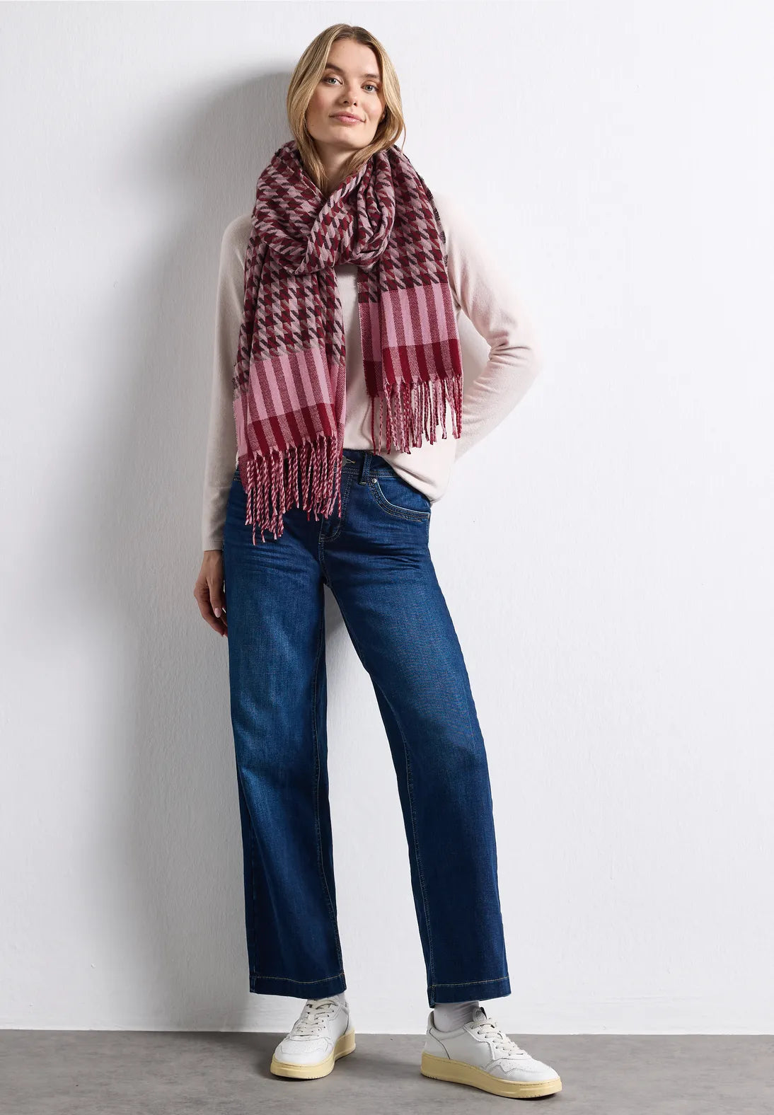 Houndstooth scarf in vintage red