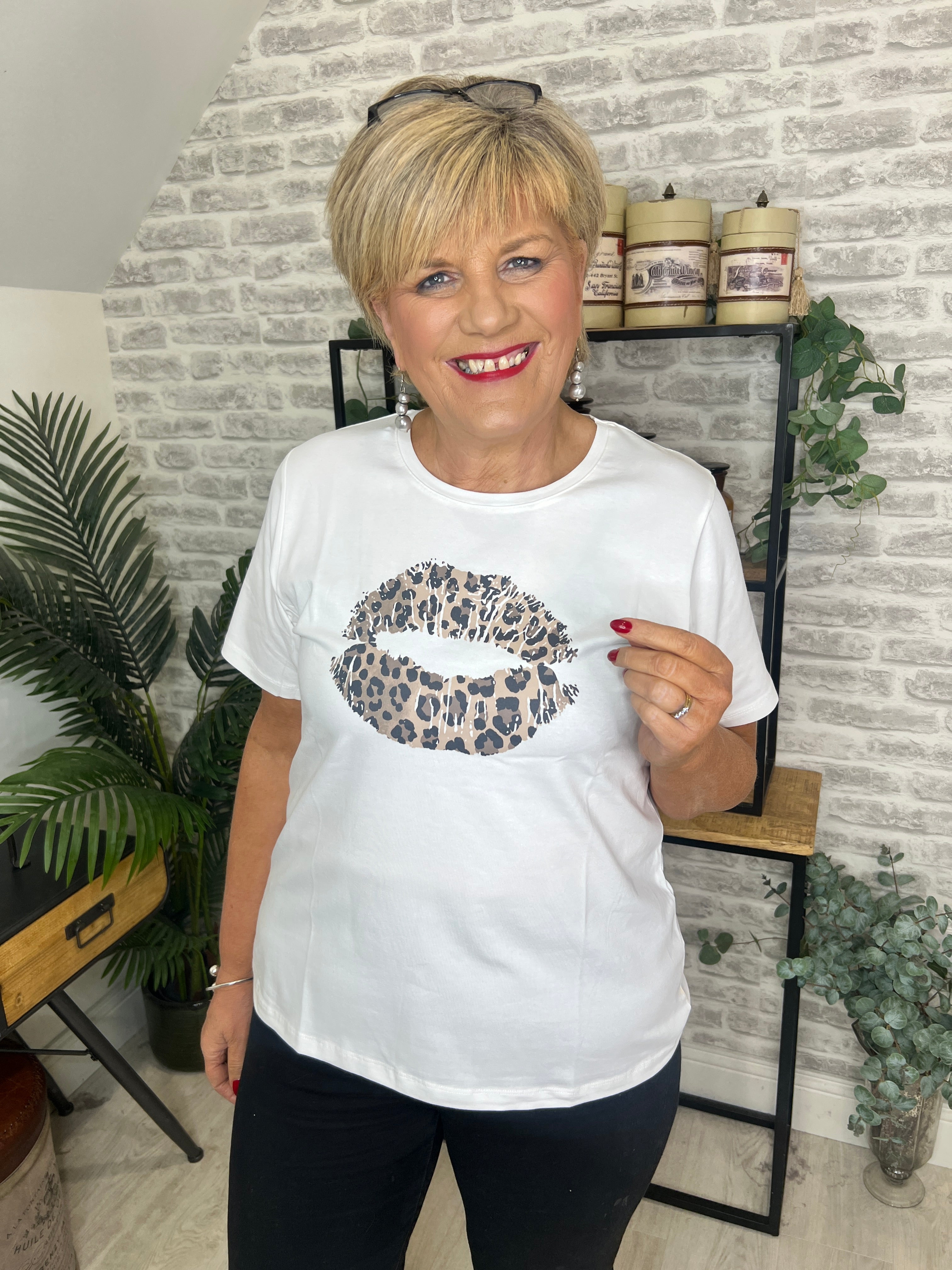 Culture cunuga t-shirt with leopard In spring gardenia