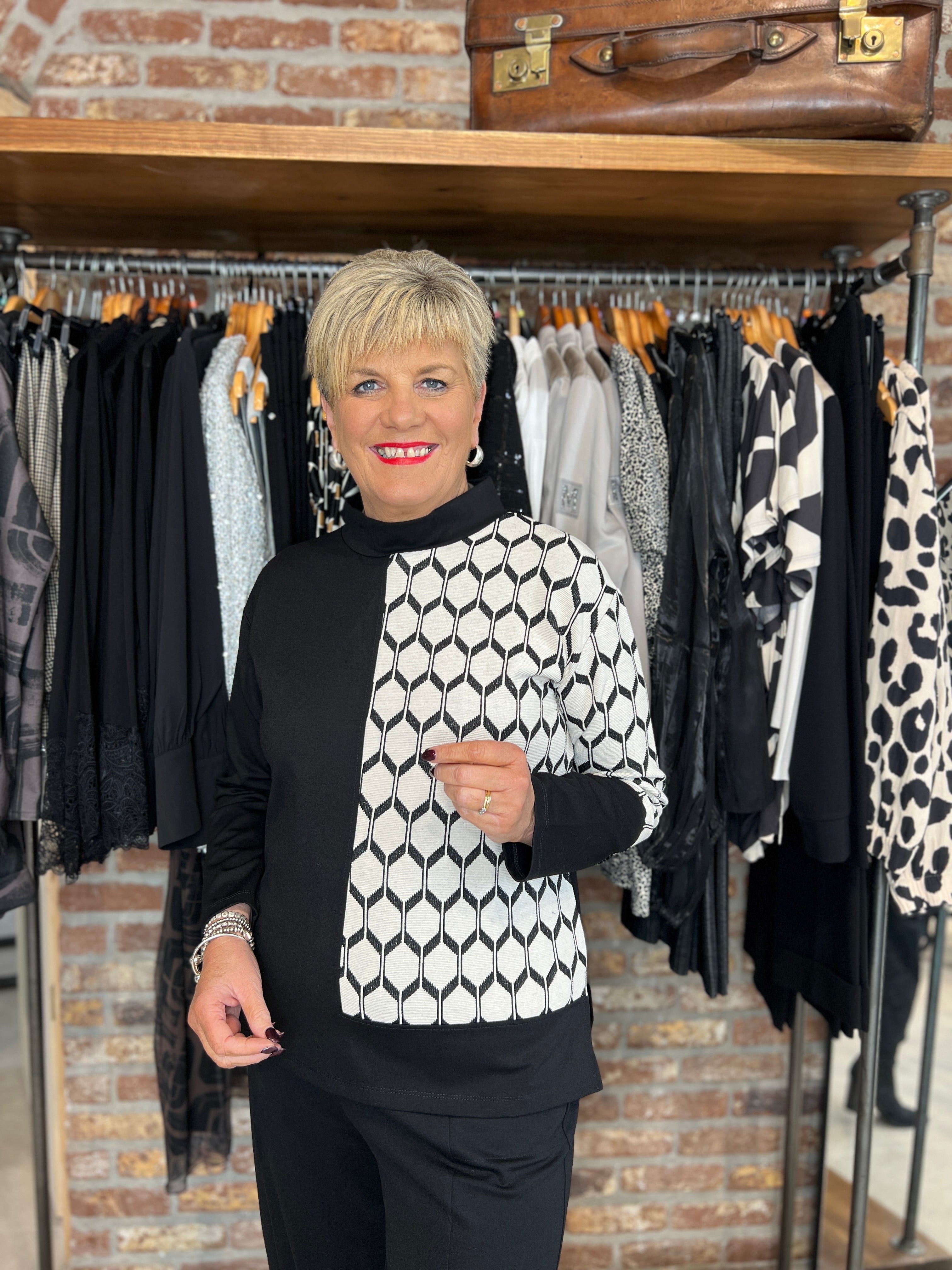 Peruzzi Hexagonal Jacquard Knit Top In Black & Beige