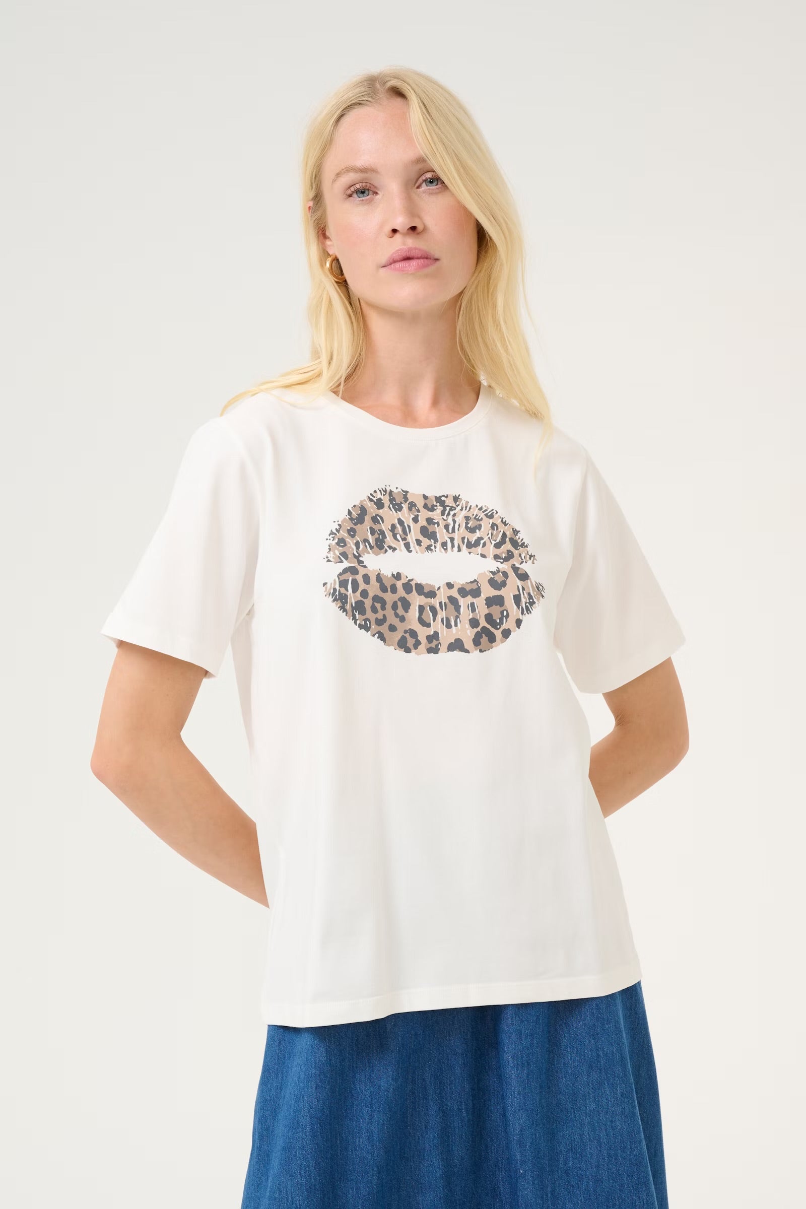 Culture cunuga t-shirt with leopard In spring gardenia