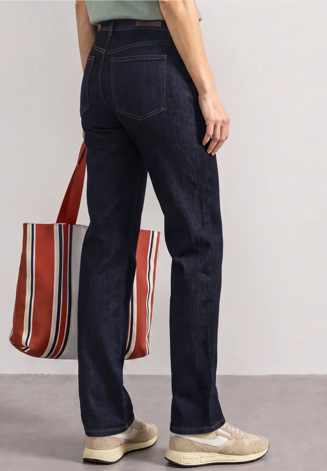Straight leg jeans in rinse washed