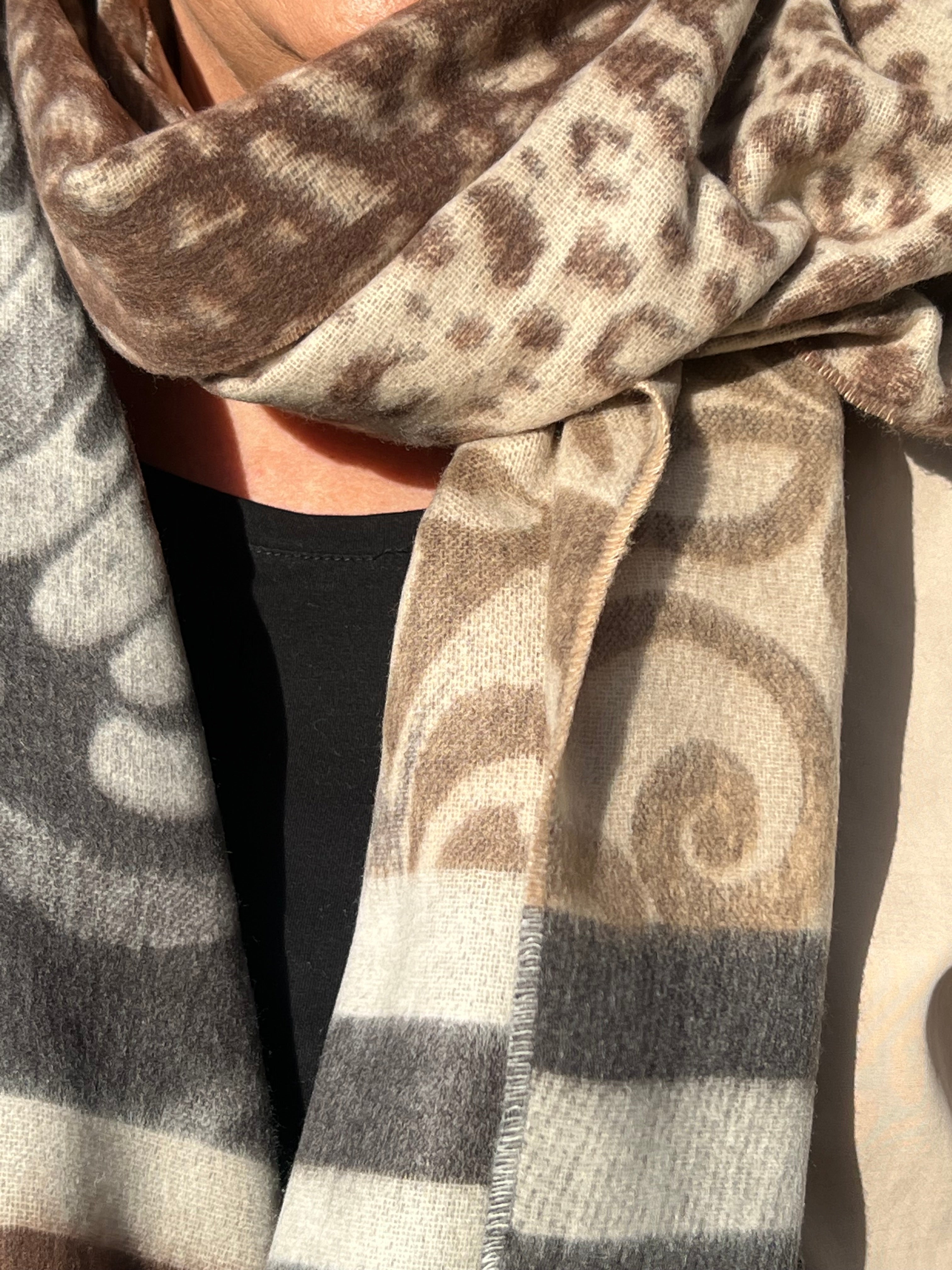 Cashmink paisley design Scarf In Grey