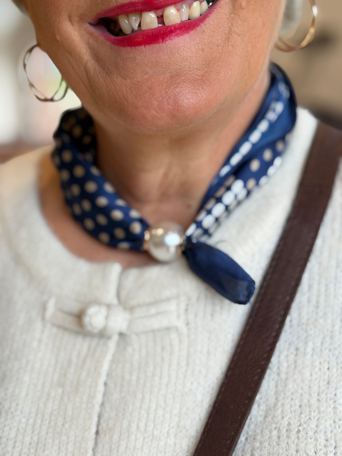 Pearl magnetic neck scarf in beige & navy