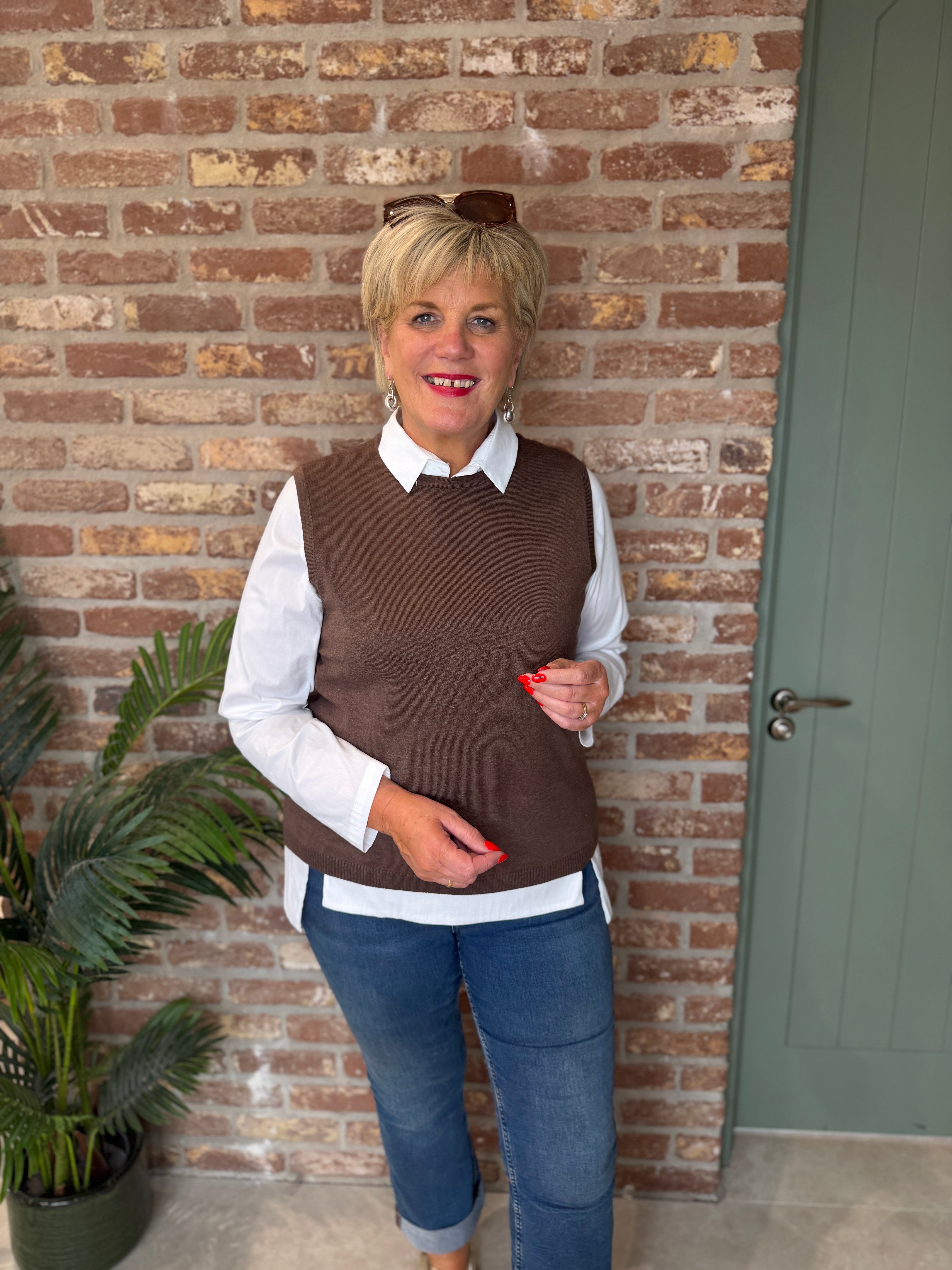 Plain round neck Vest in brown