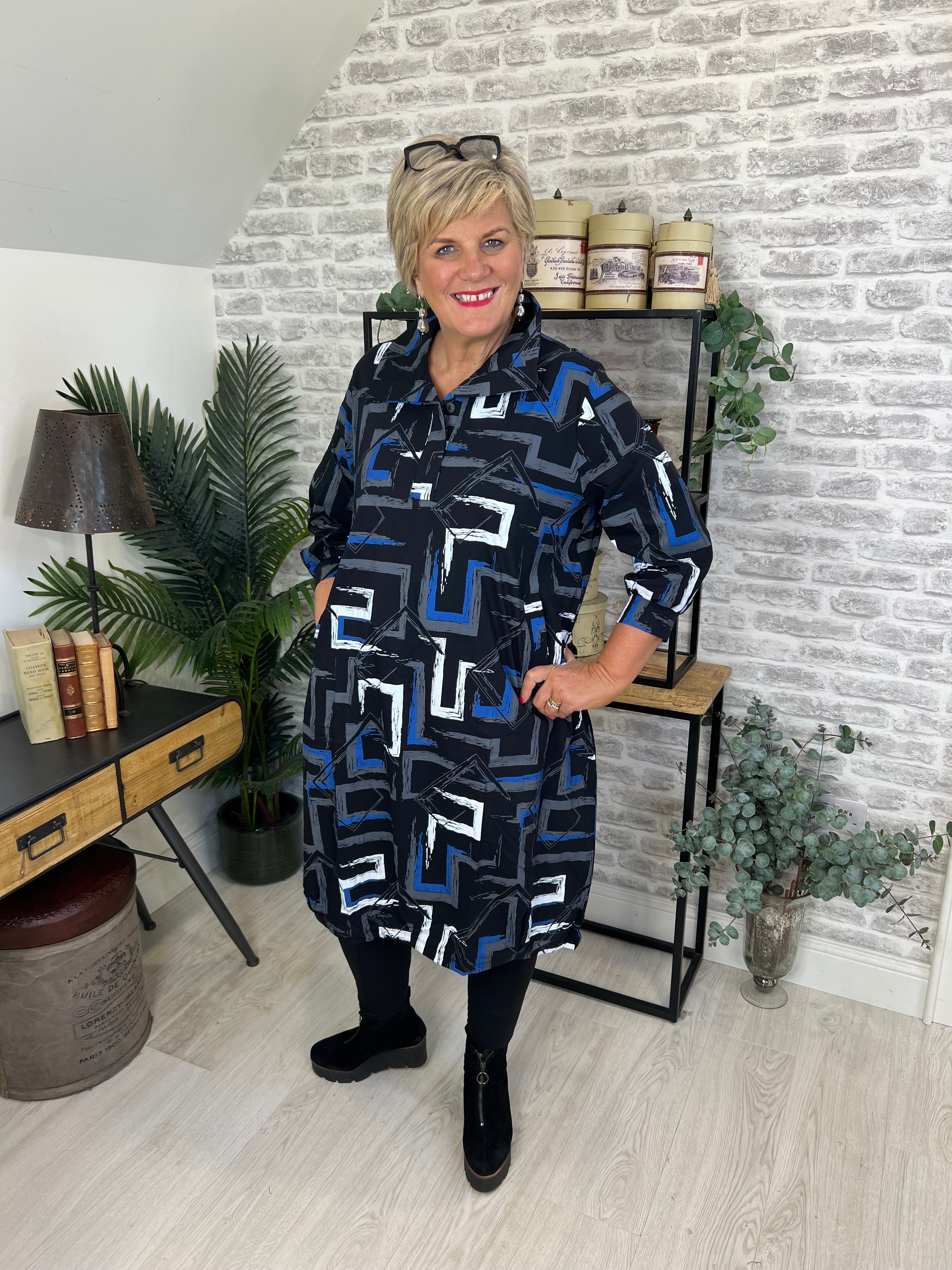 Ever Sassy Graphic Patterned Dress In Black & Blue