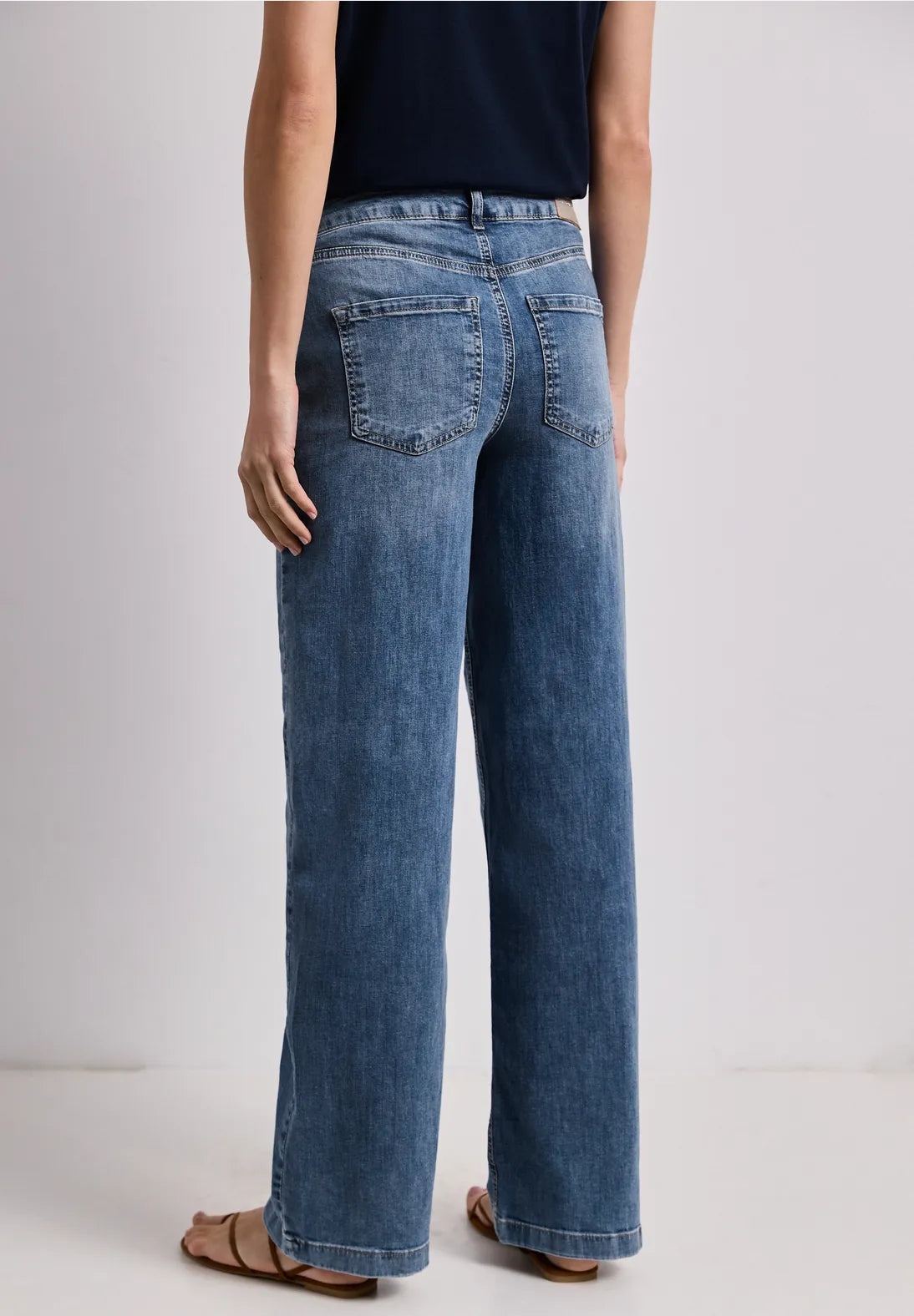 Wide leg jeans in medium blue wash