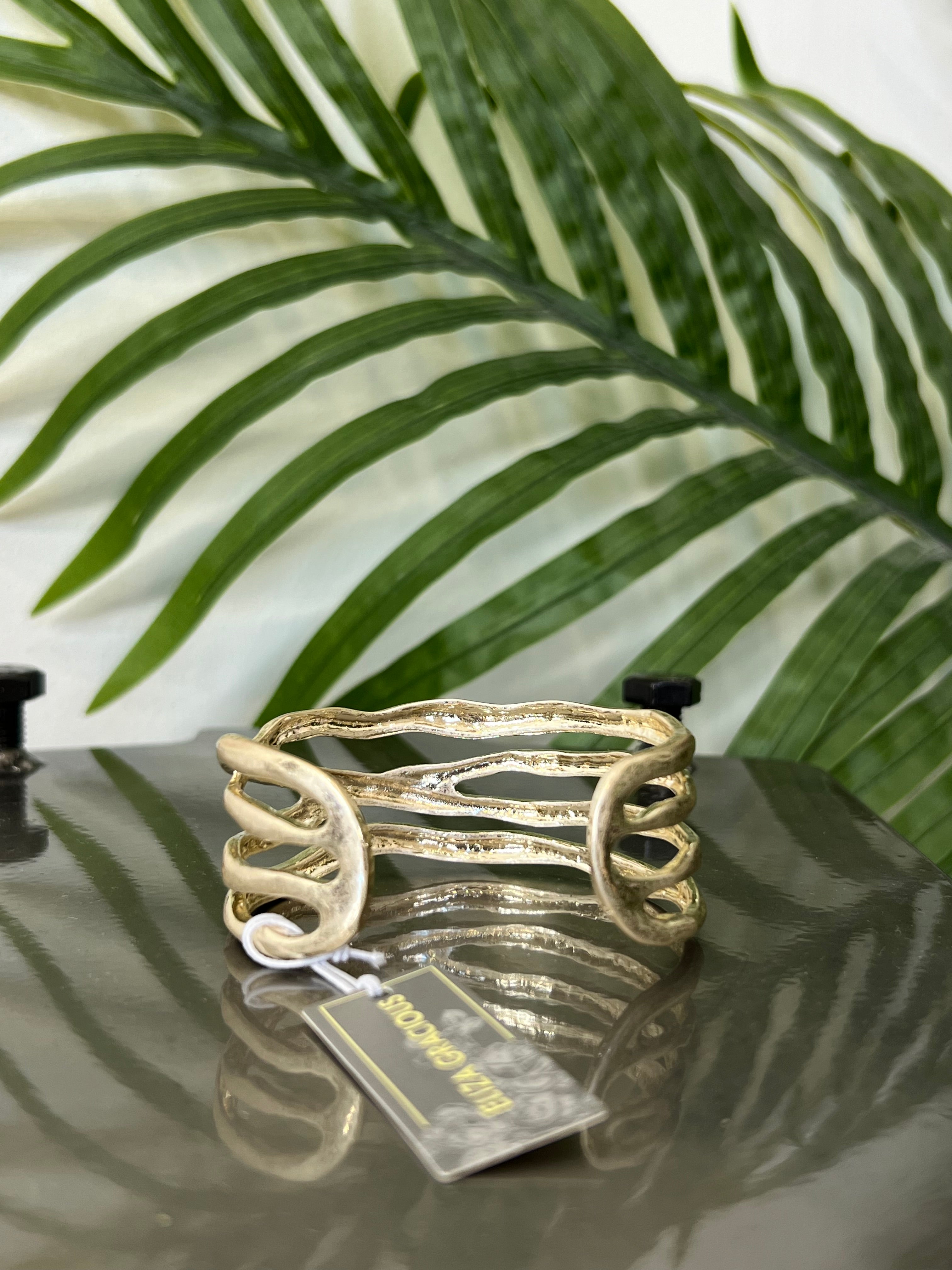 Eliza Gracious Wave Bangle In Gold