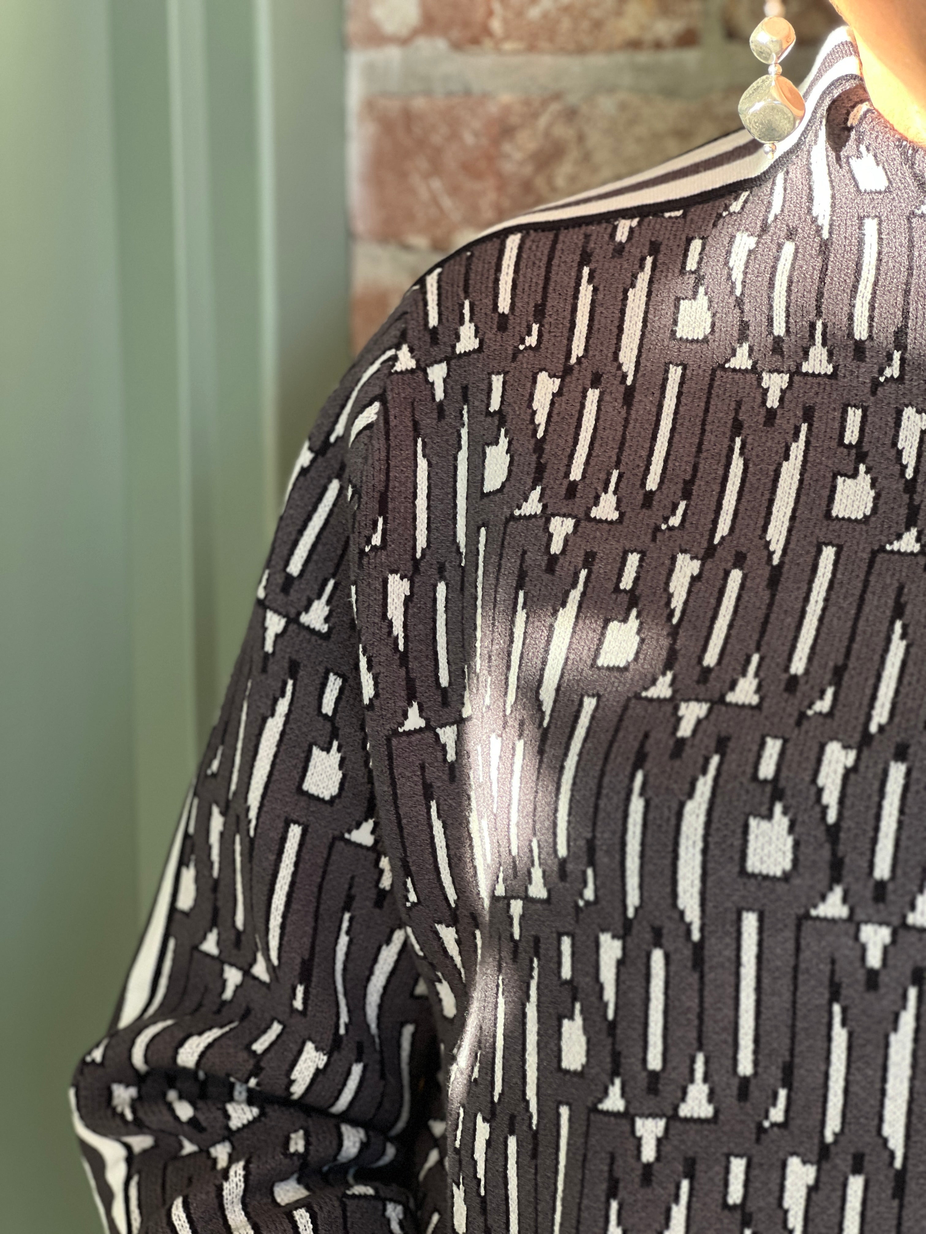 Oui Letter Print Pullover In Off white & black