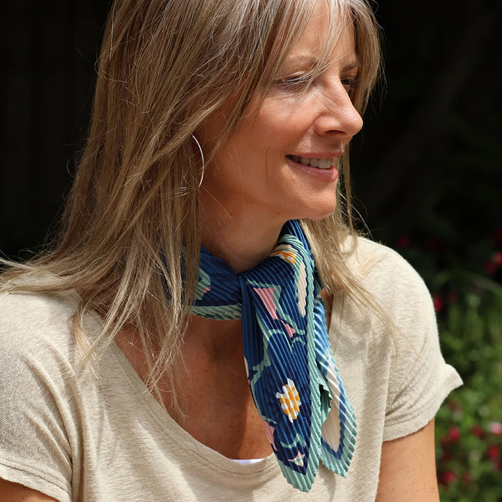 Pom floral Print Pleated Neck Scarf In navy & green