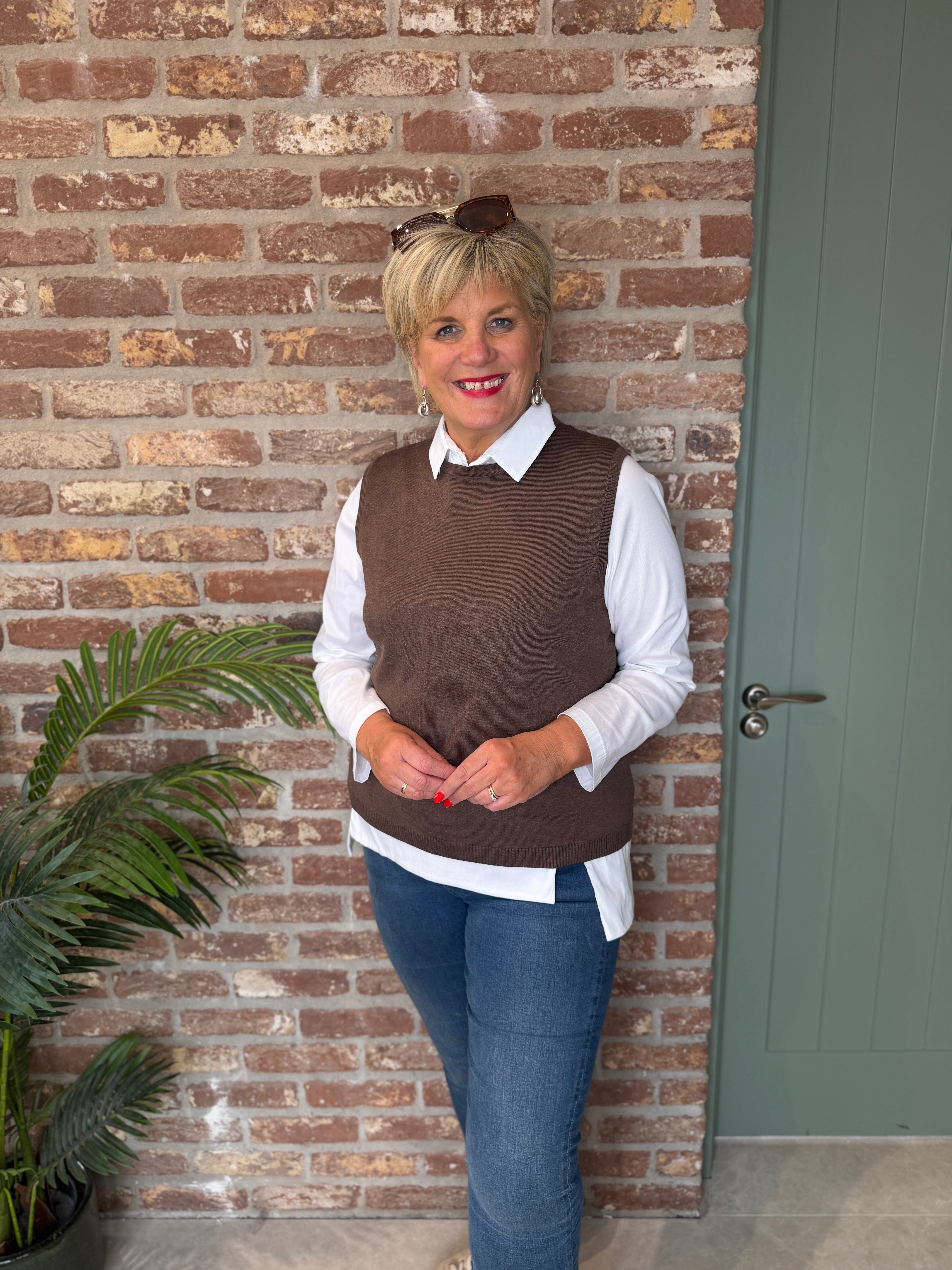 Plain round neck Vest in brown