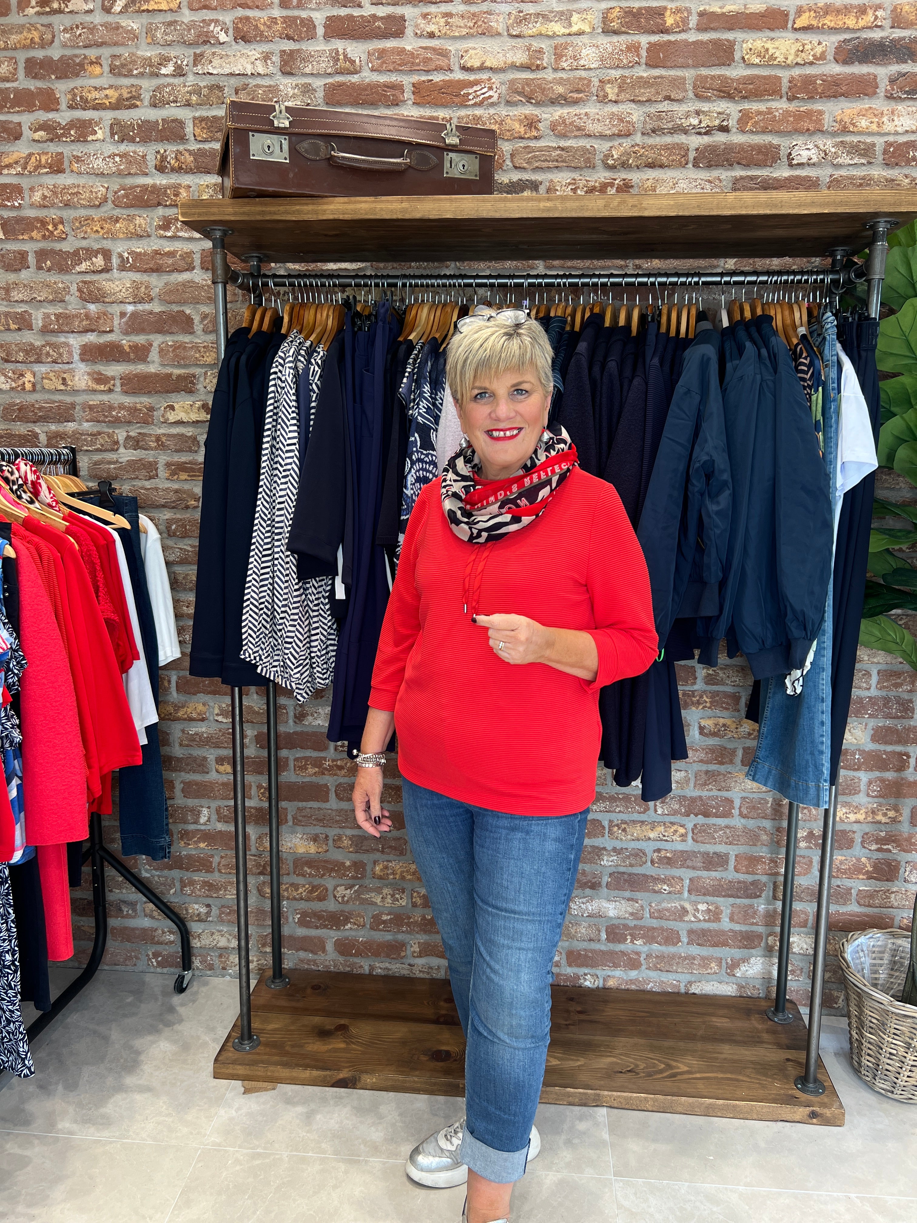 Cecil Ribbed Funnel Neck sweatshirt In Fiery Red
