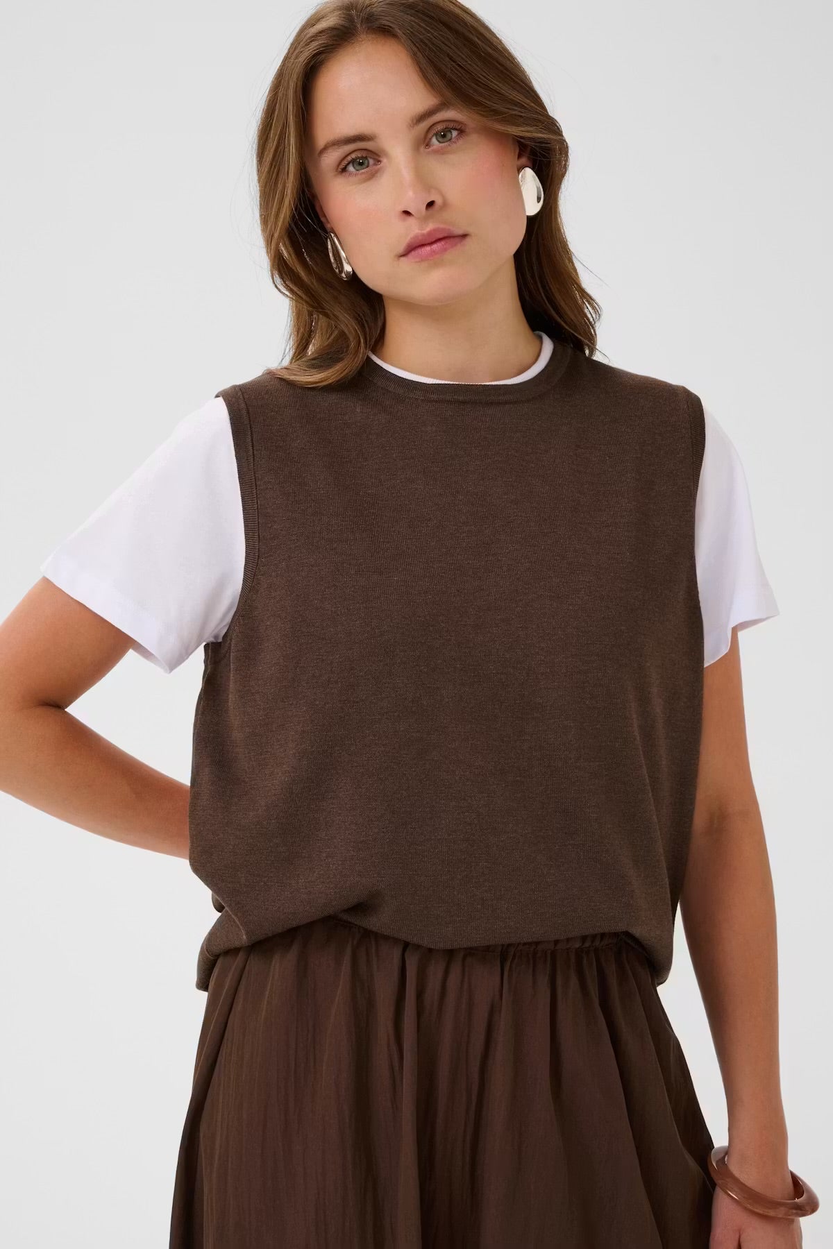 Plain round neck Vest in brown