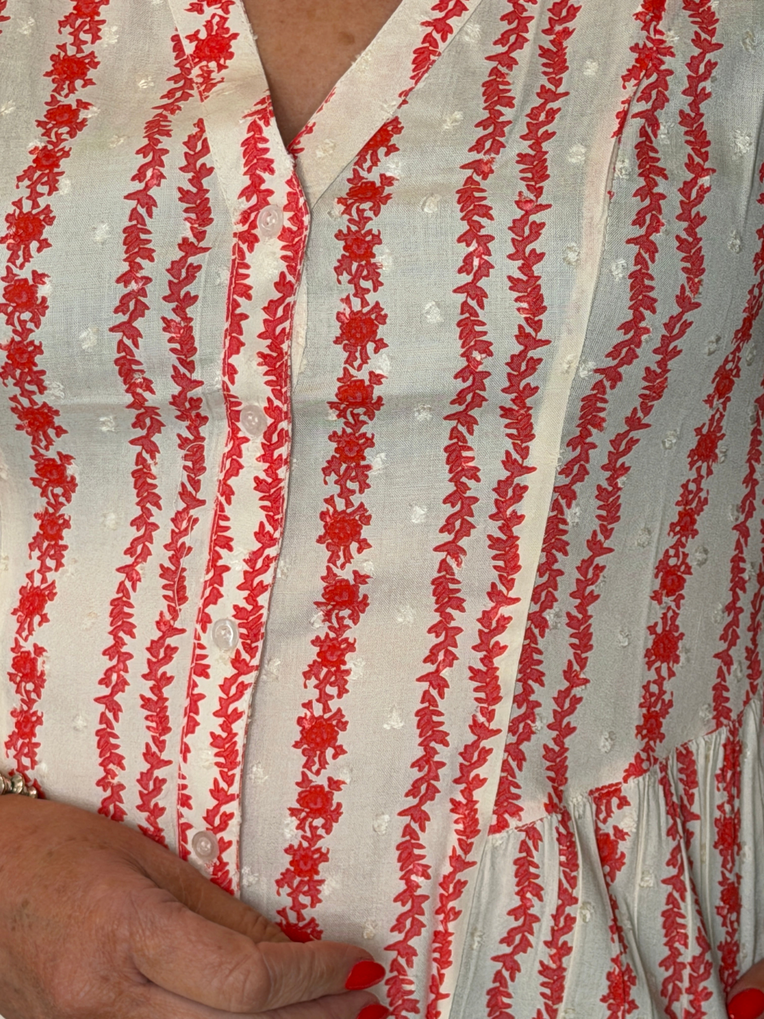 Culture Sleeveless Blouse In White & Coral