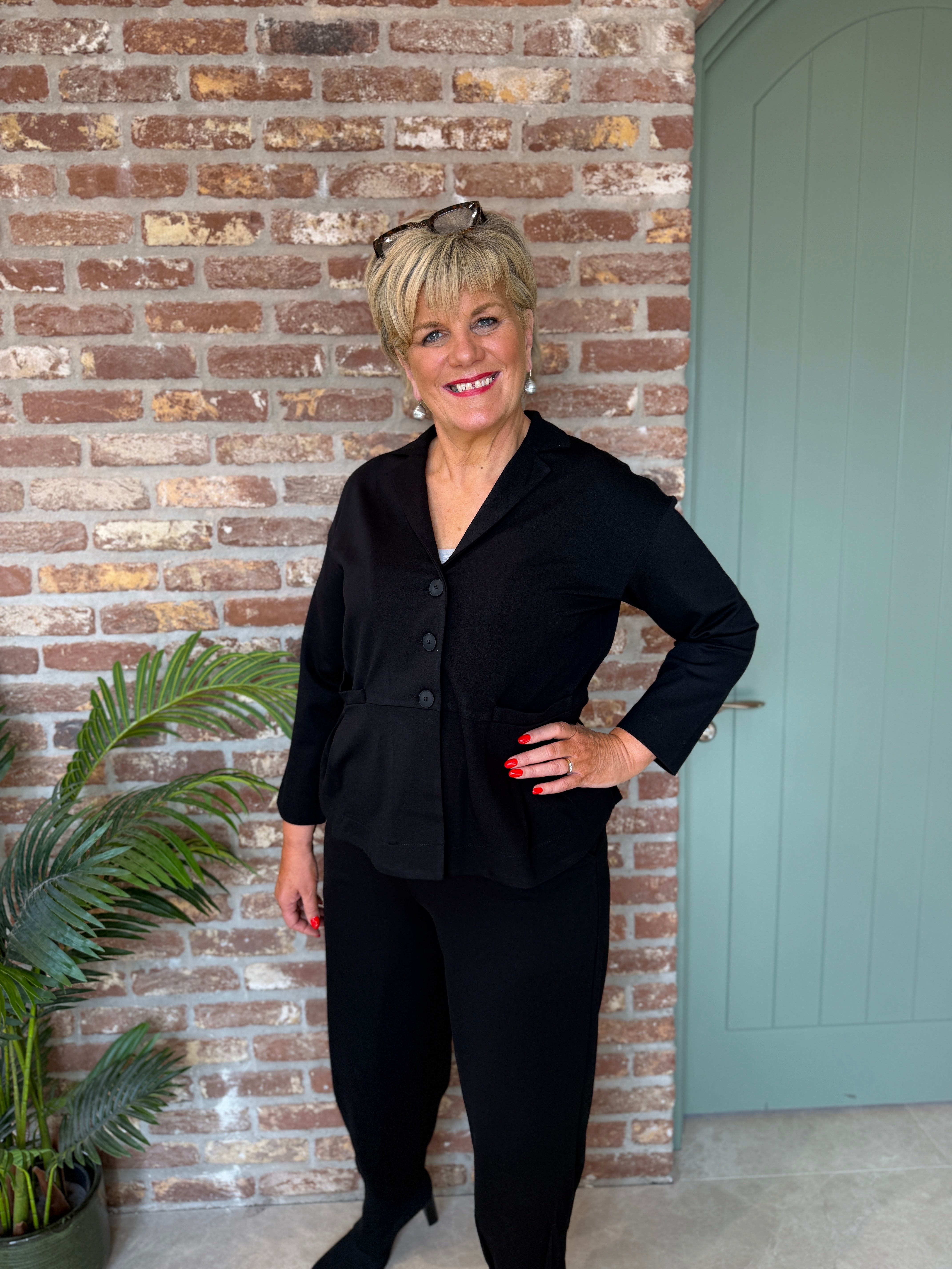 Buttoned blazer in black