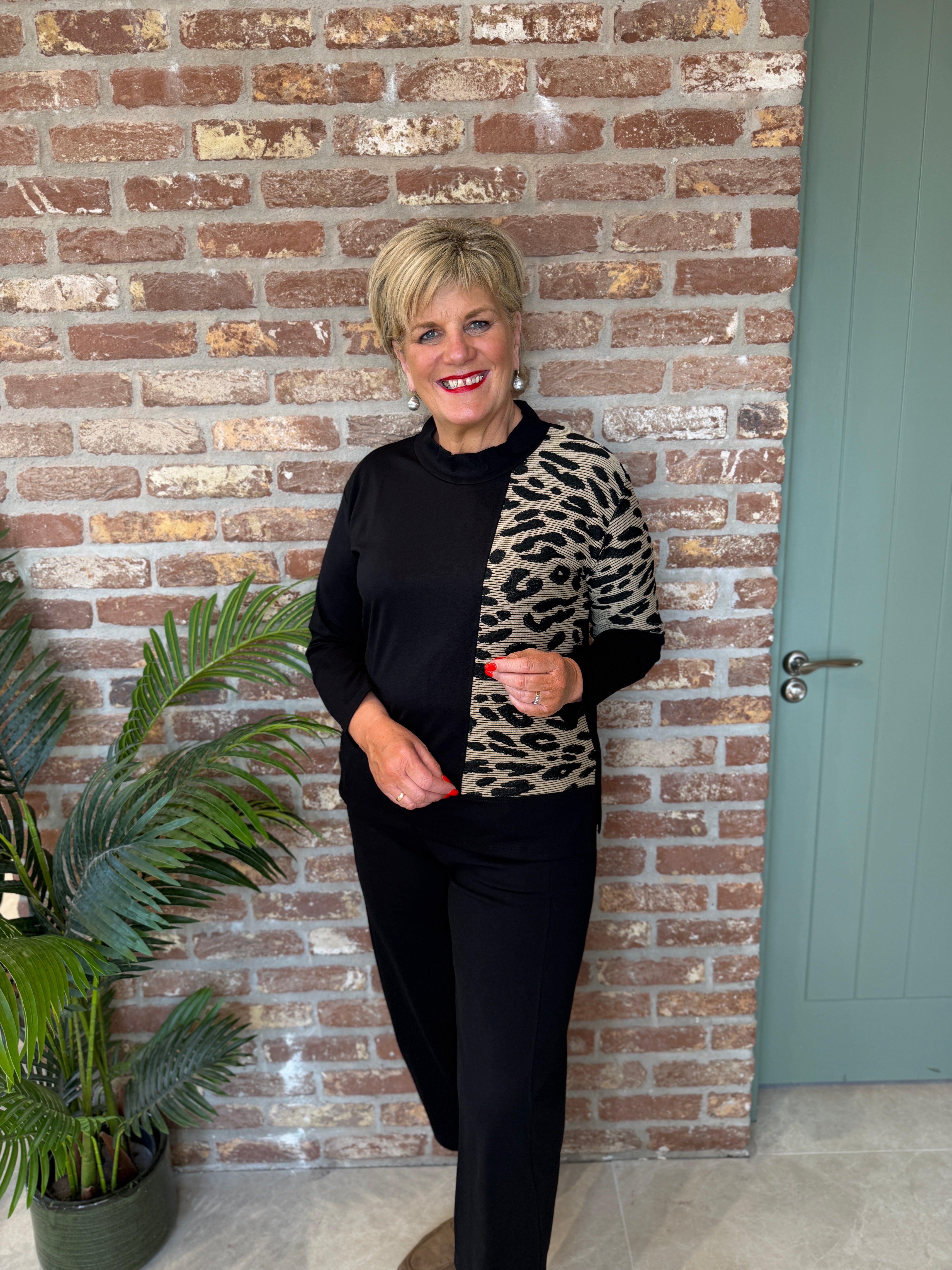 Jacquard top in black & stone