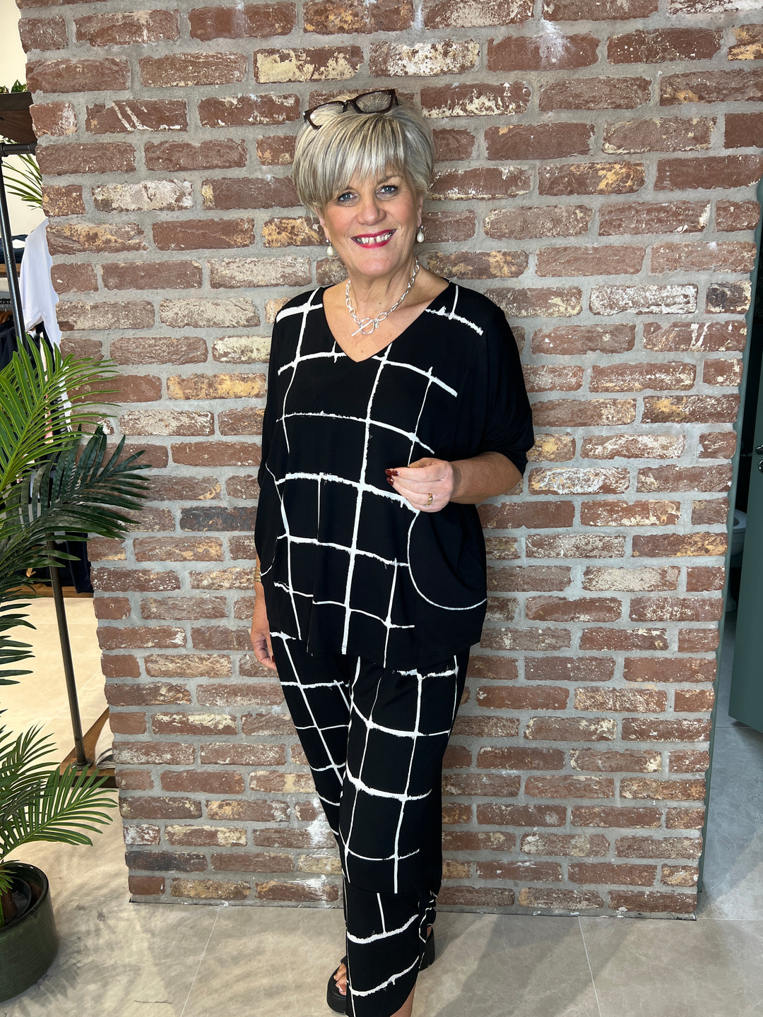 Ozai N Ku Chess Top in black