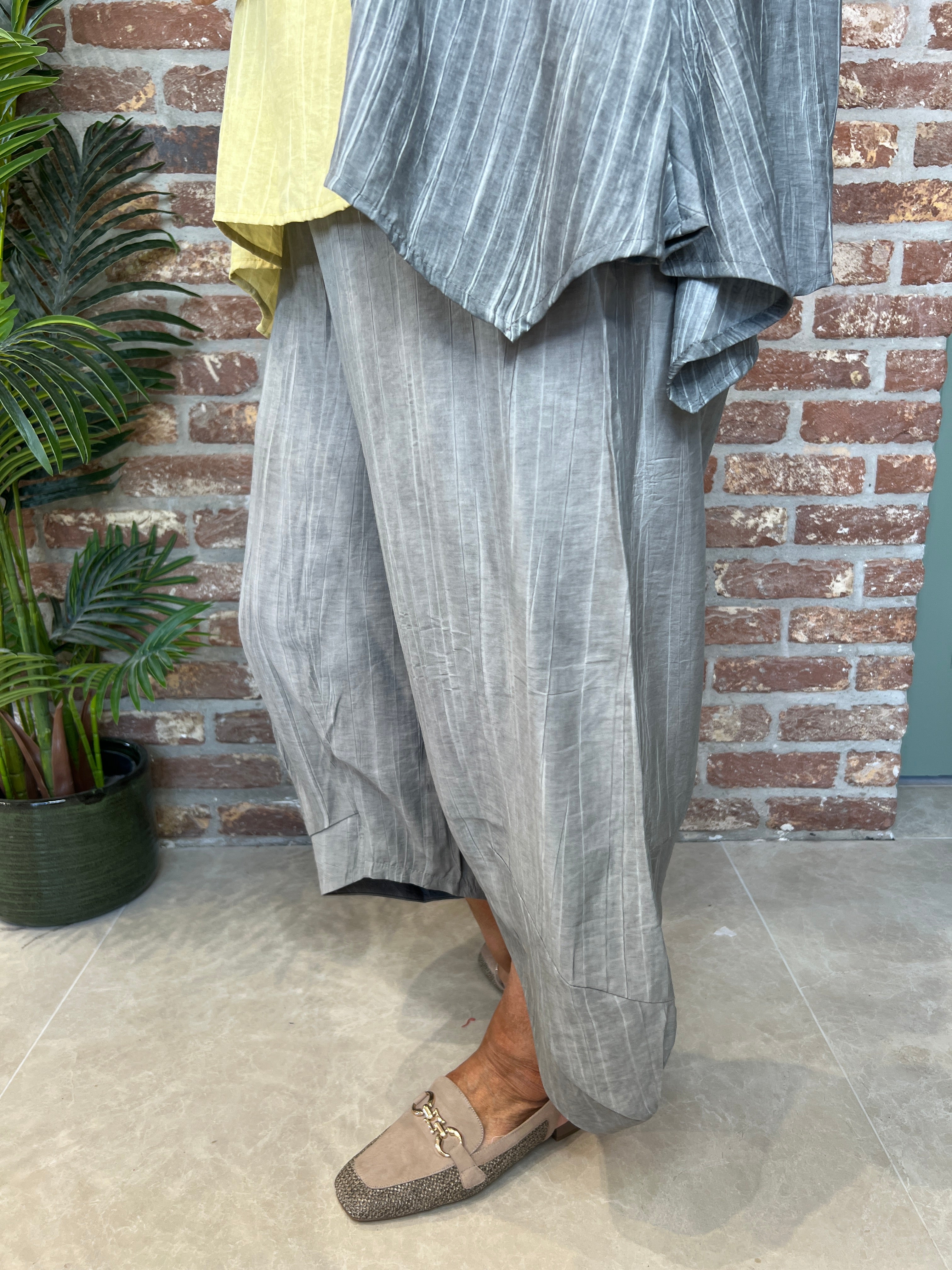 Ozai N Ku Crinkle balloon Trousers Grey