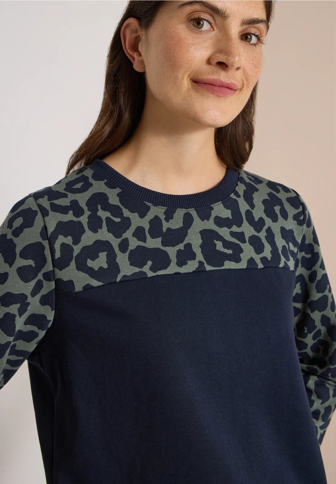 Colour block sweatshirt In dried olive green