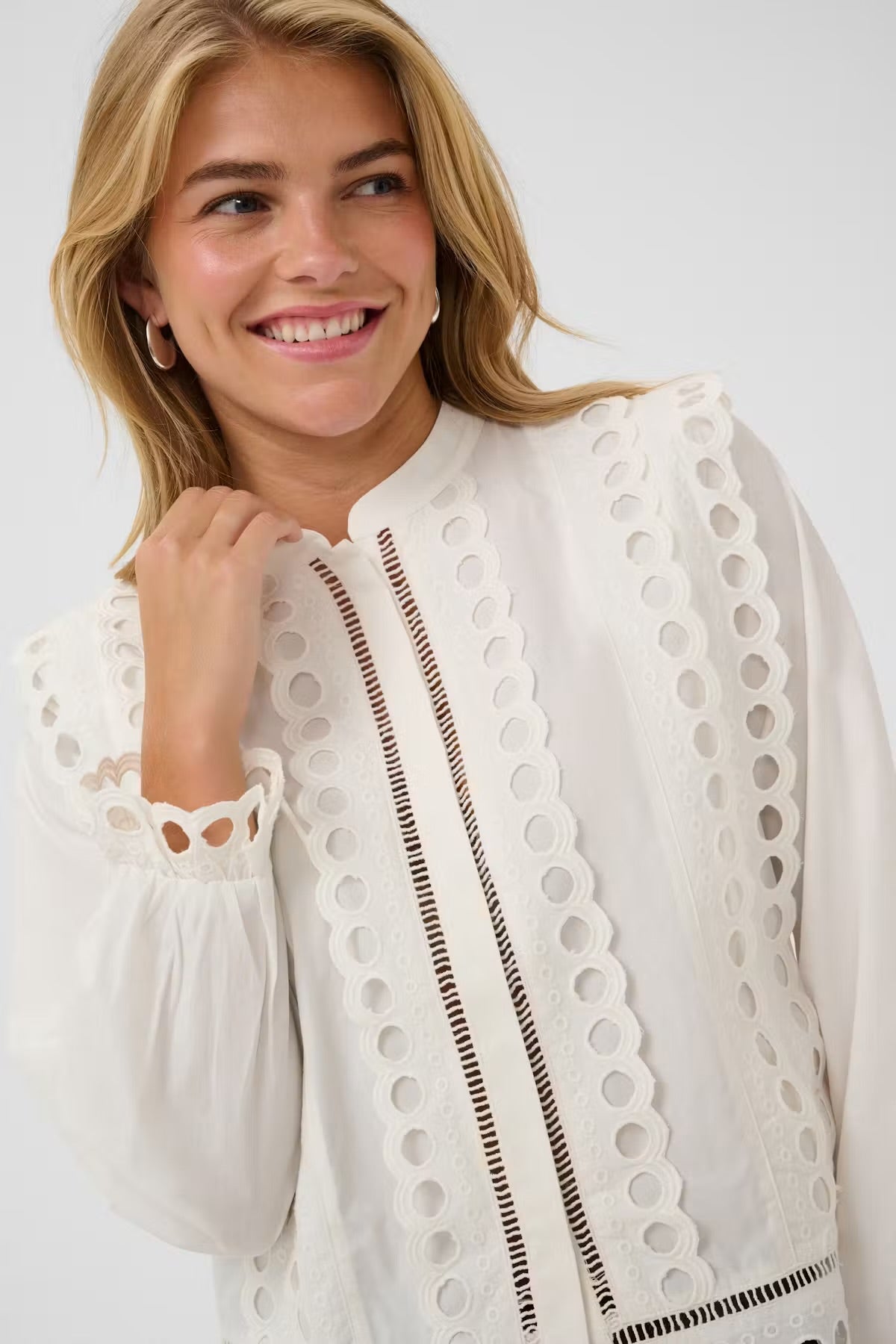 Cut-out detailing shirt in white