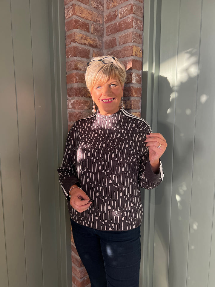 Oui Letter Print Pullover In Off white & black