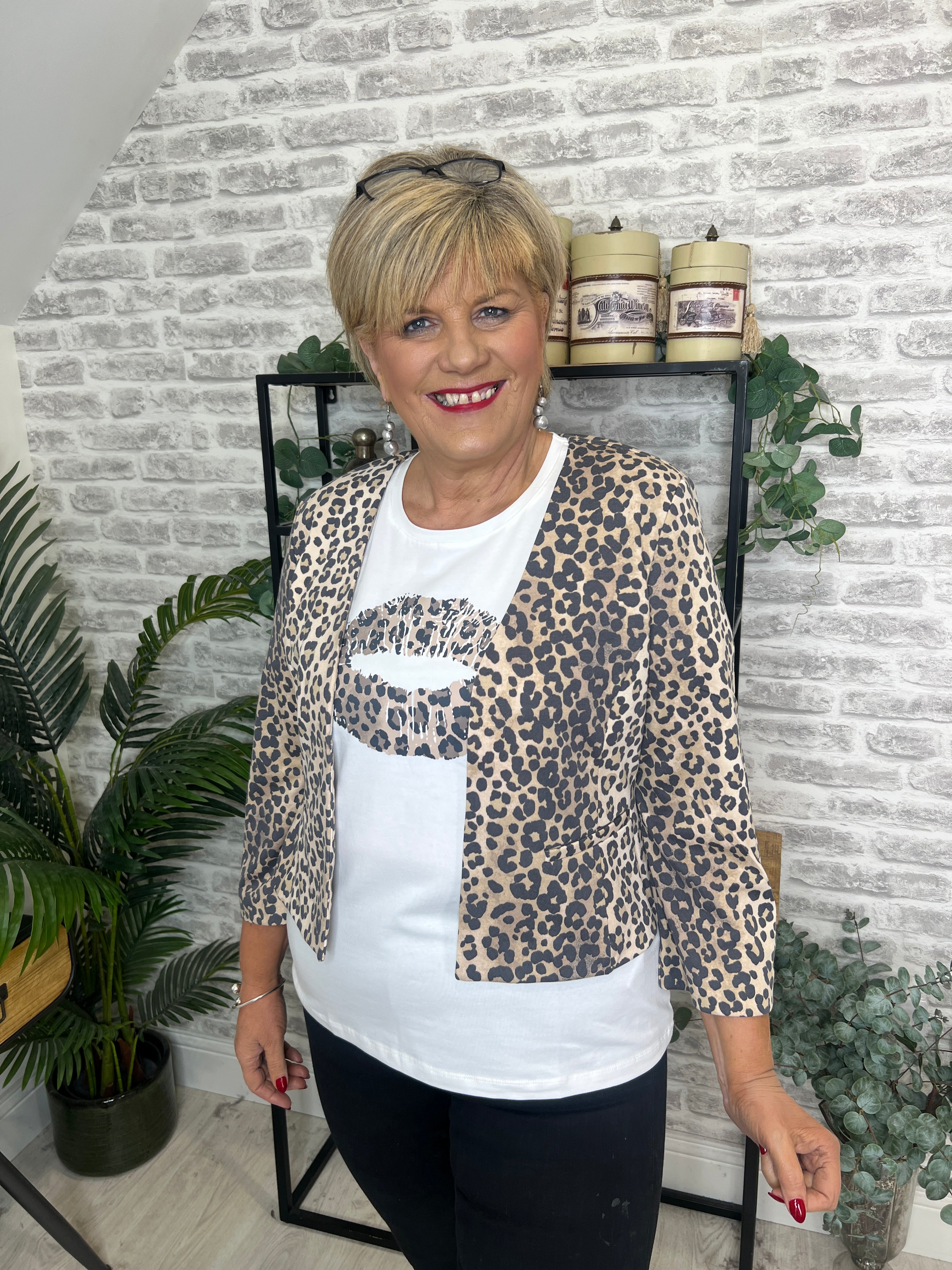 Culture cunuga t-shirt with leopard In spring gardenia