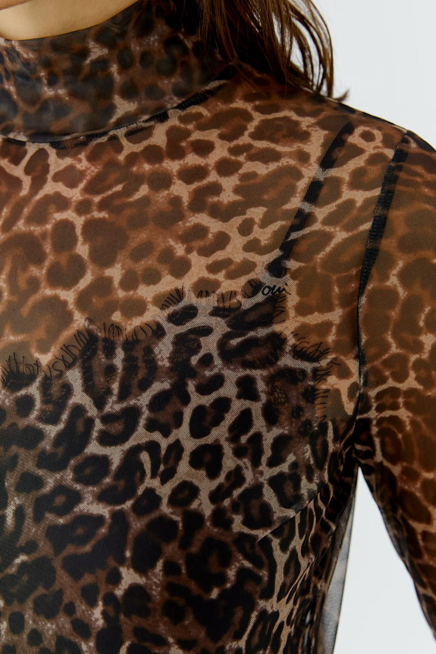 Patterned mesh top in camel grey