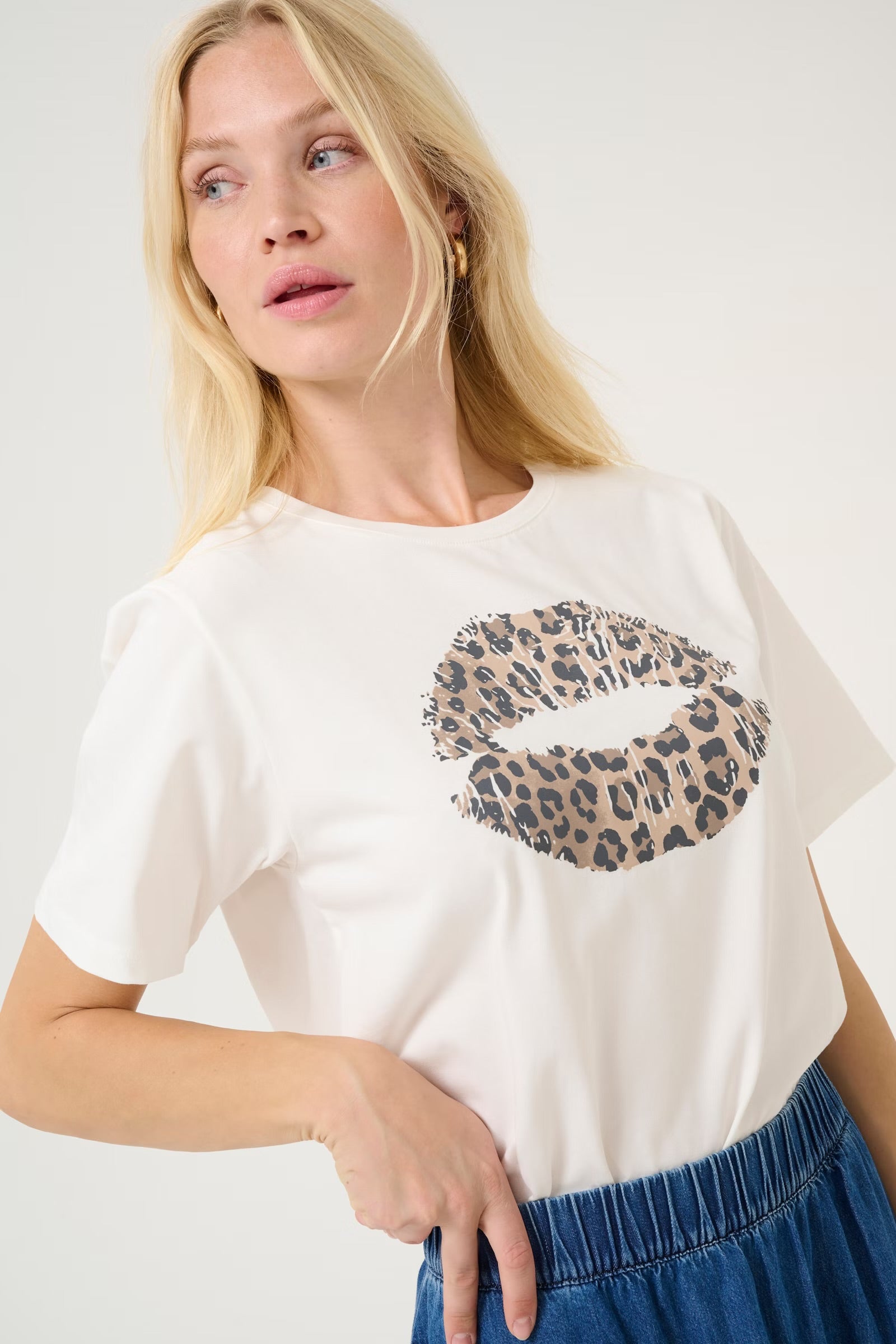 Culture cunuga t-shirt with leopard In spring gardenia