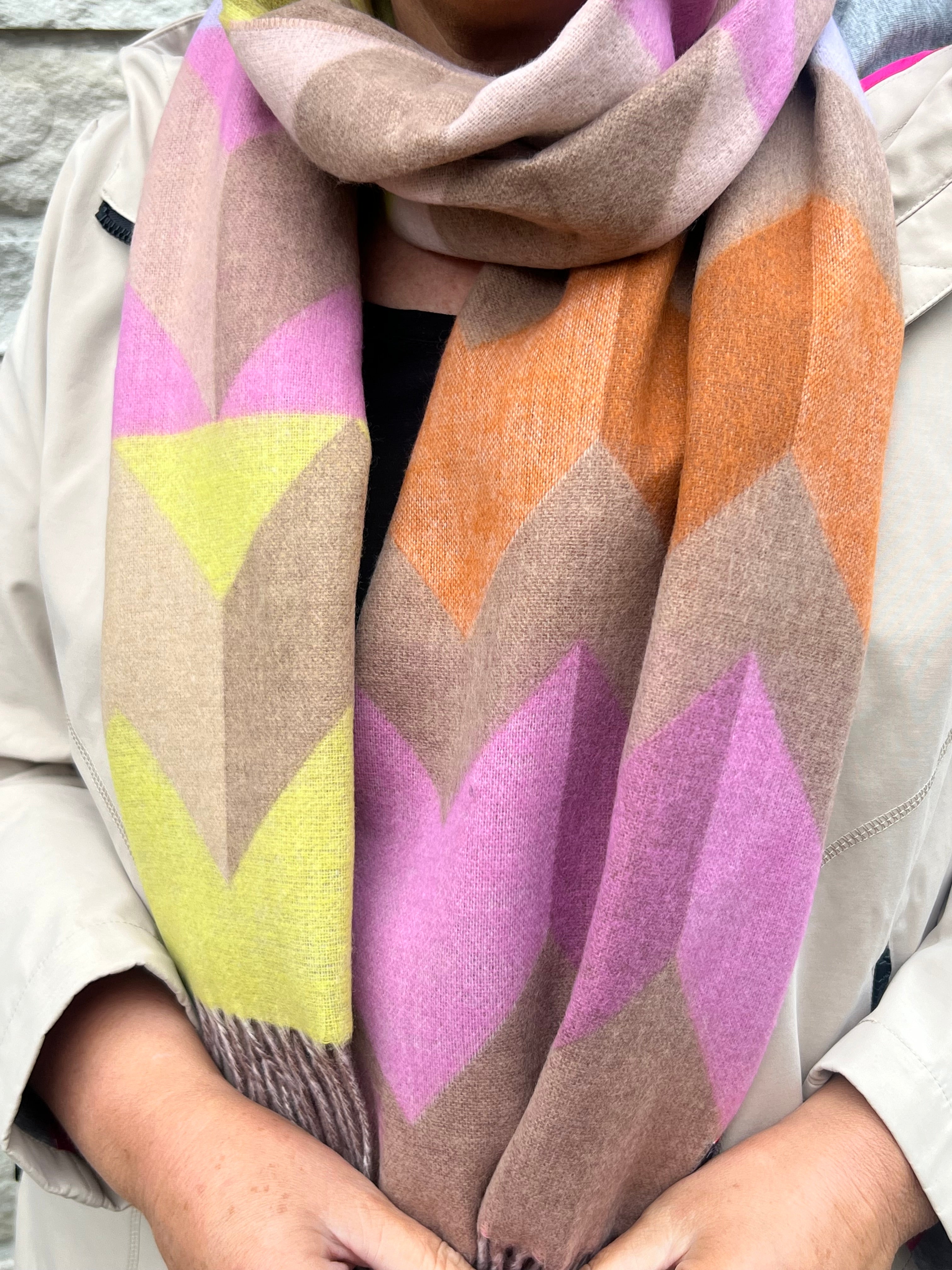 Cashmink Graphic design Scarf In Camel