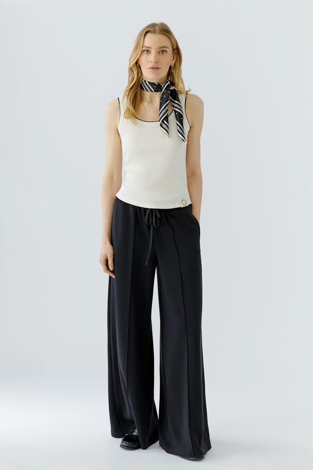 Oui Patterned neck scarf in black & off white
