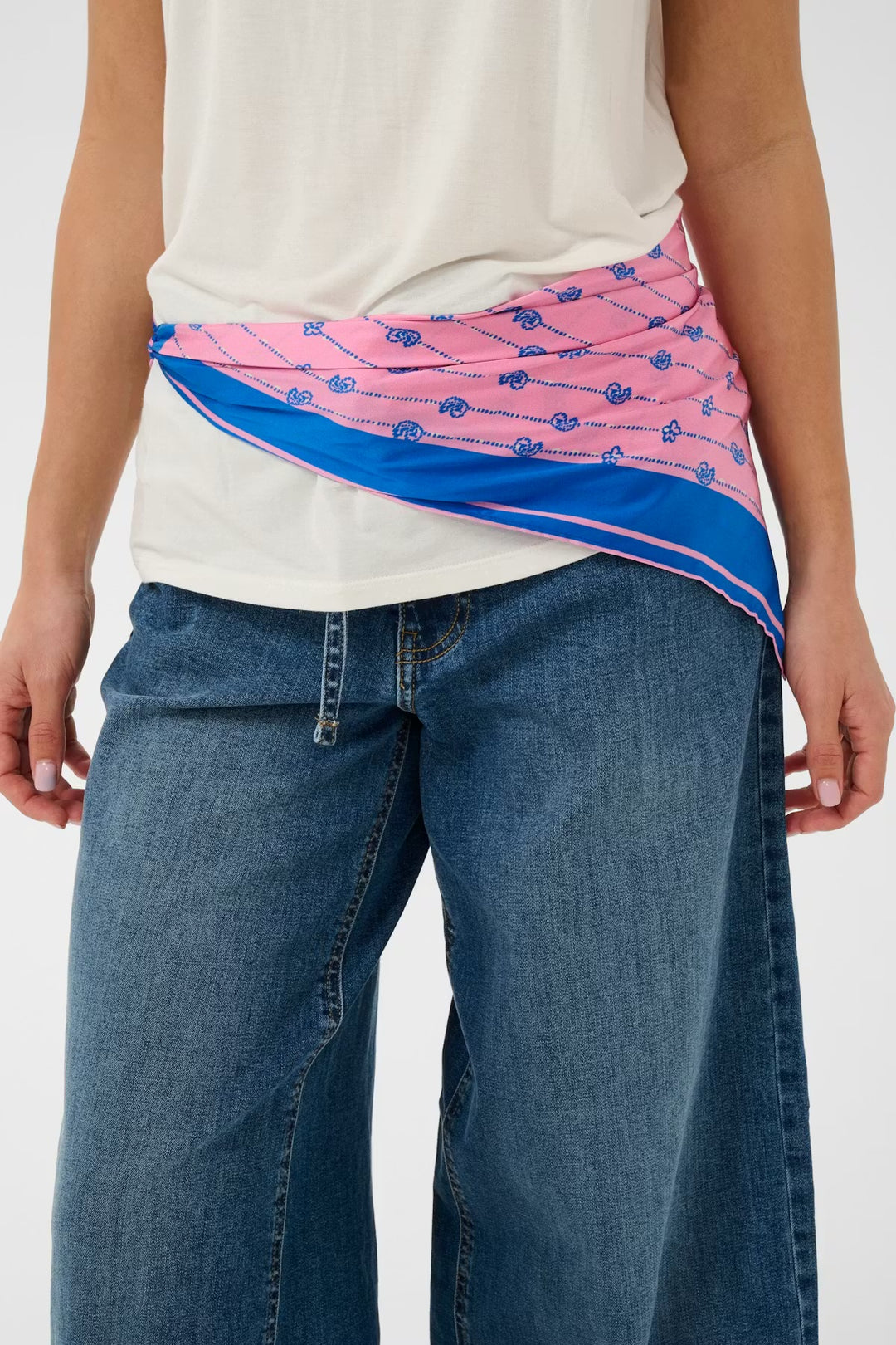 Culture Silky patterned neck scarf In blue & pink