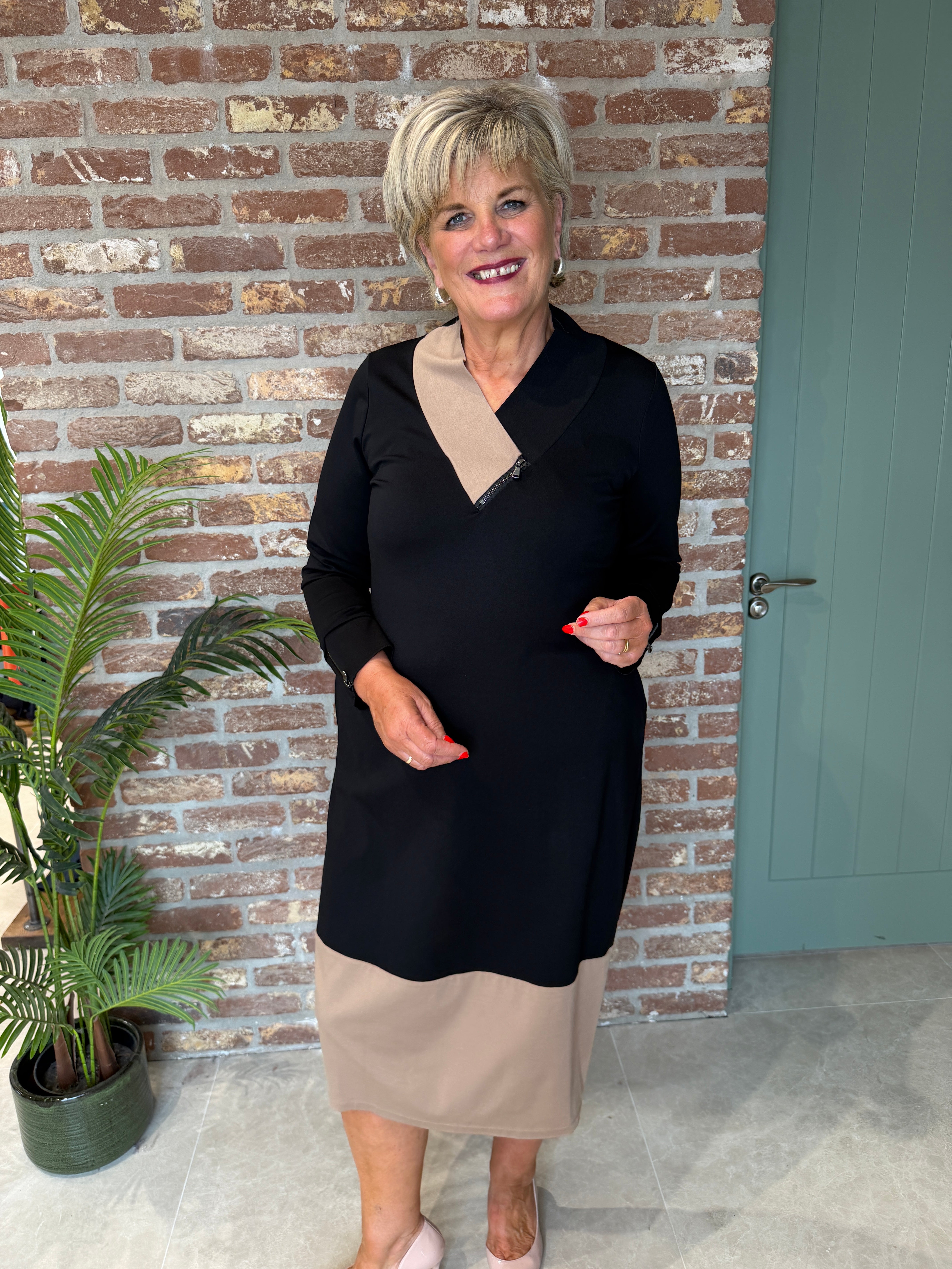 Peruzzi v-neck zip dress in black & stone