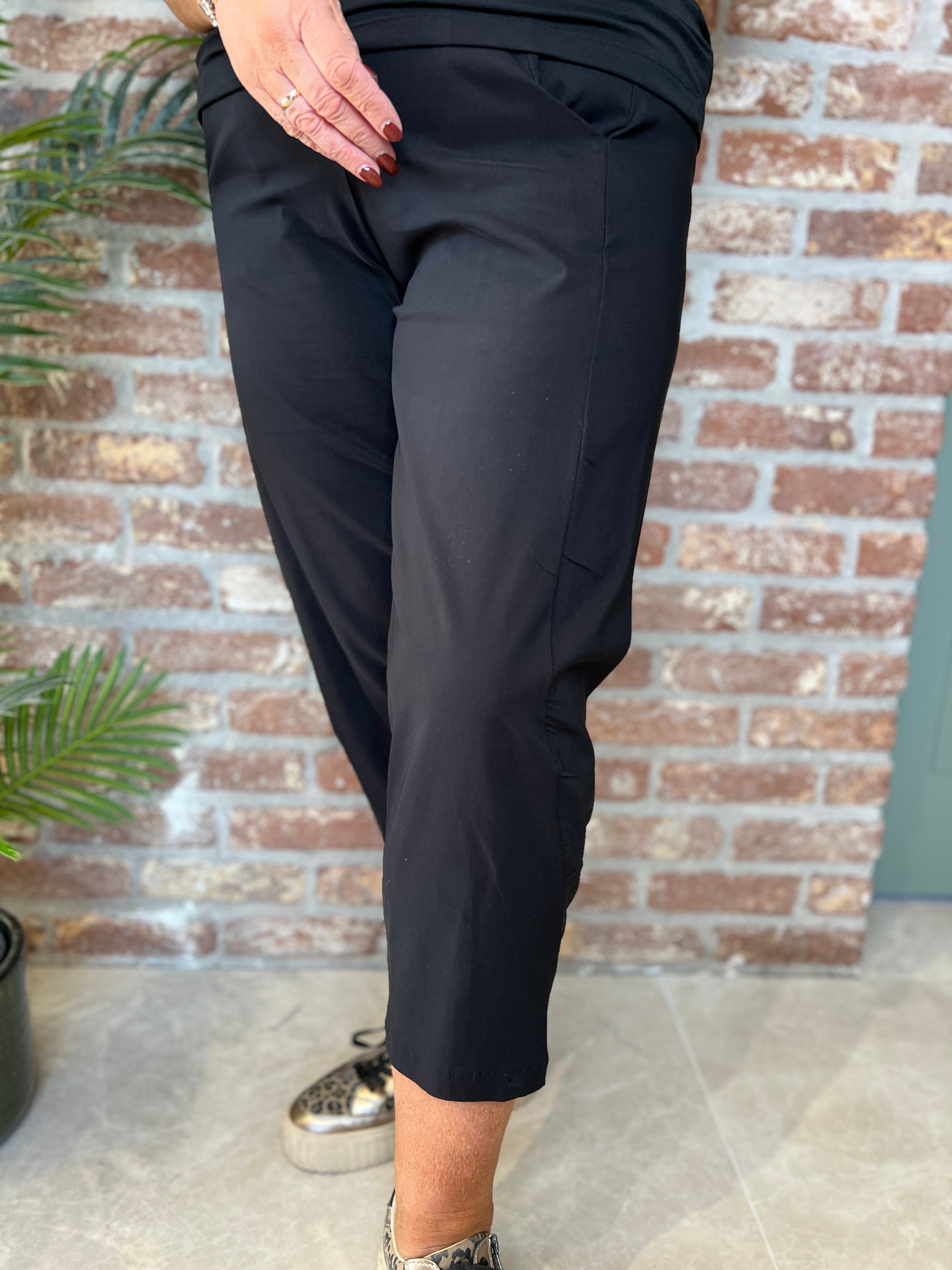 Peruzzi essential slouch Trousers In black