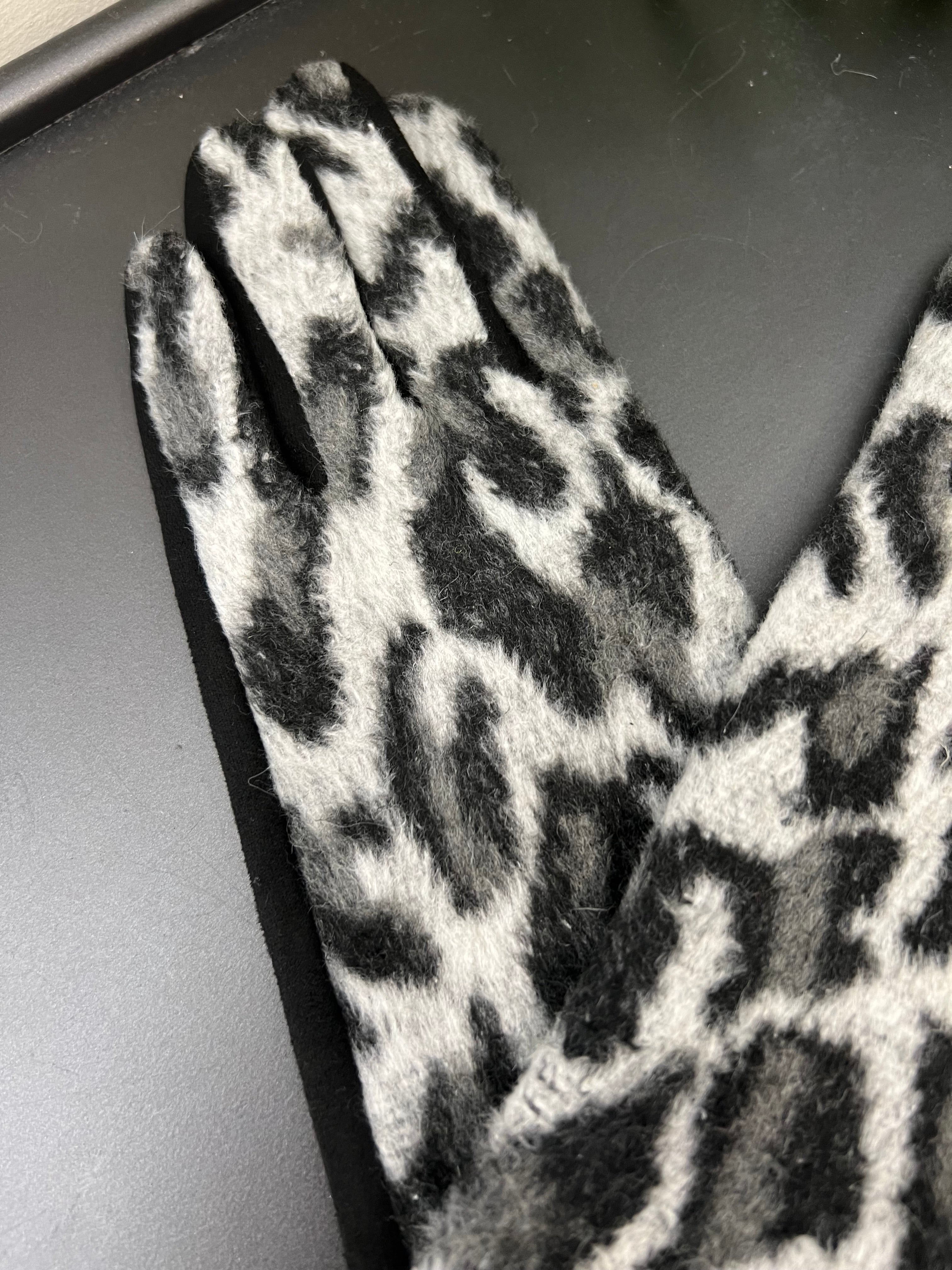 Olivia Leopard Gloves in Grey