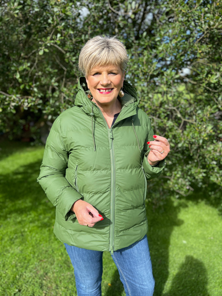 Tanta Nieve Puffa raincoat in Bronze Green