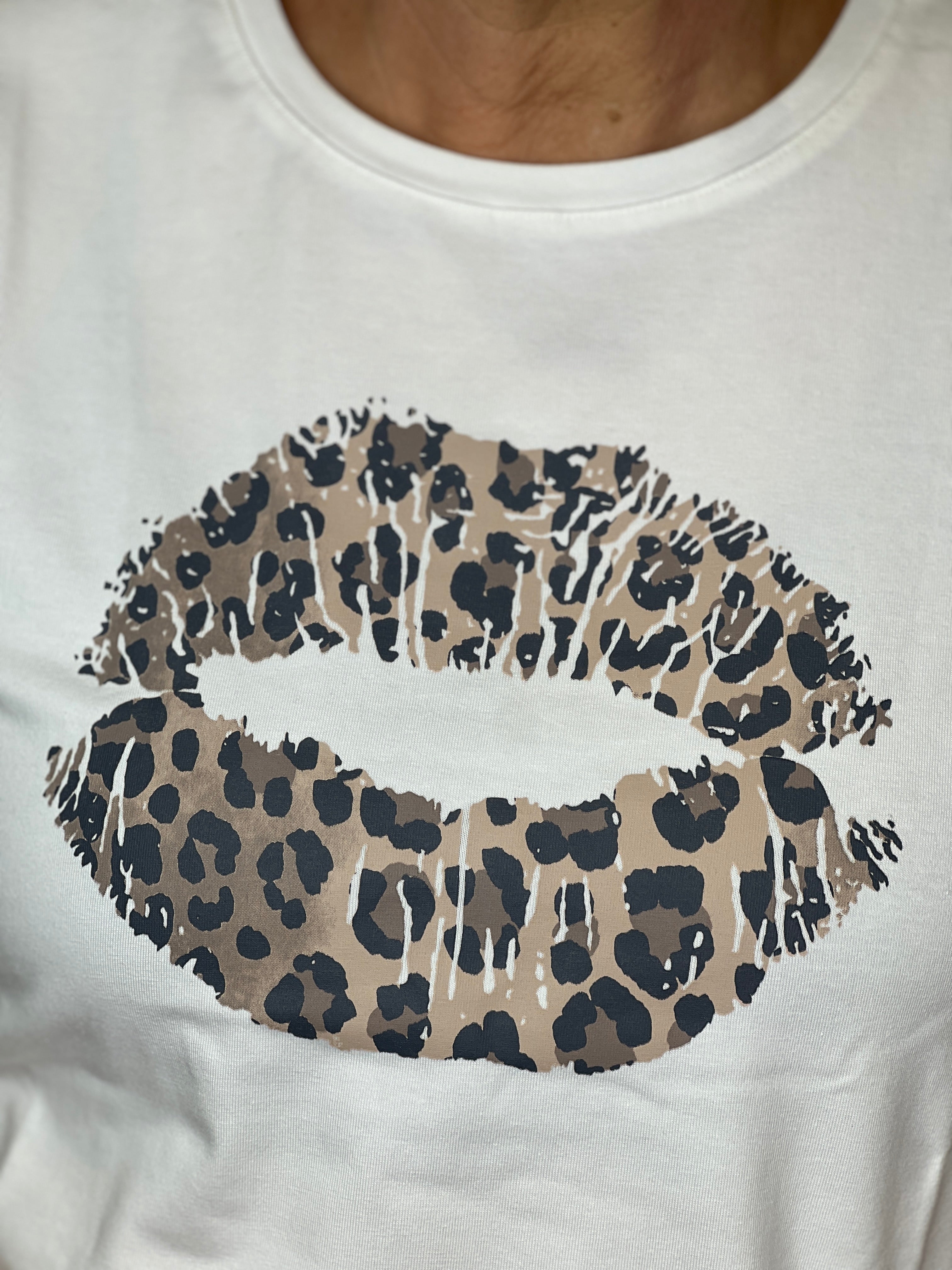 Culture cunuga t-shirt with leopard In spring gardenia