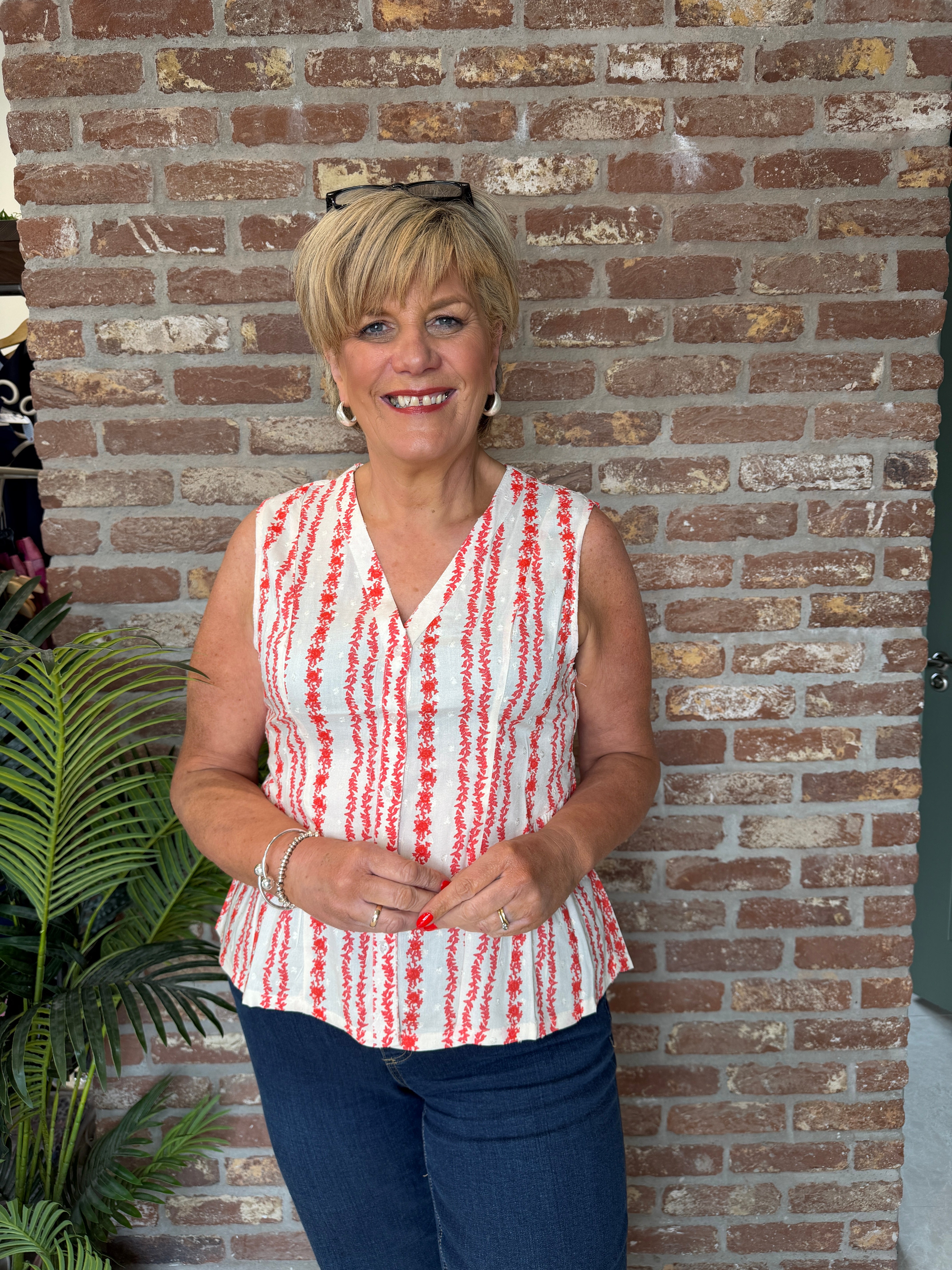 Culture Sleeveless Blouse In White & Coral