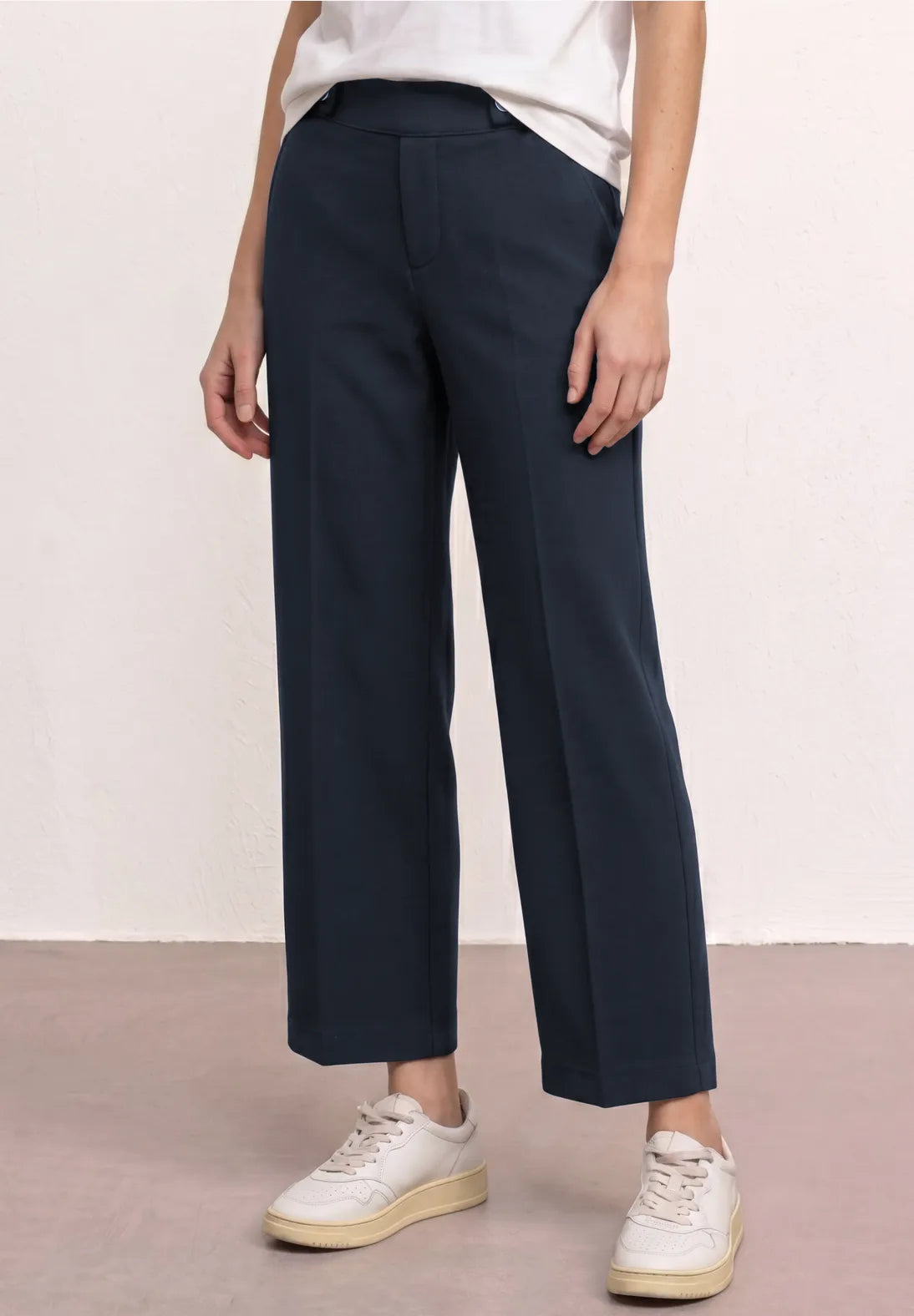 Wide leg trousers in navy