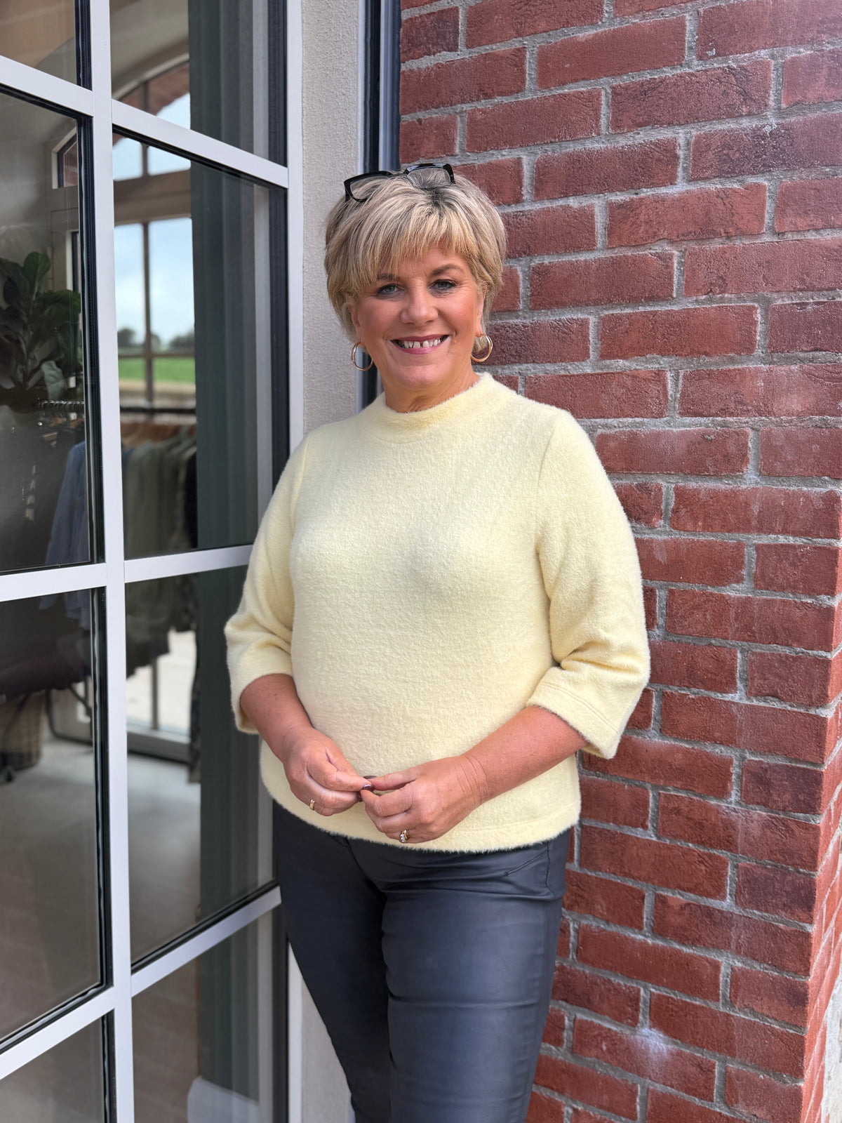 Fluffy pullover in sunbeam yellow