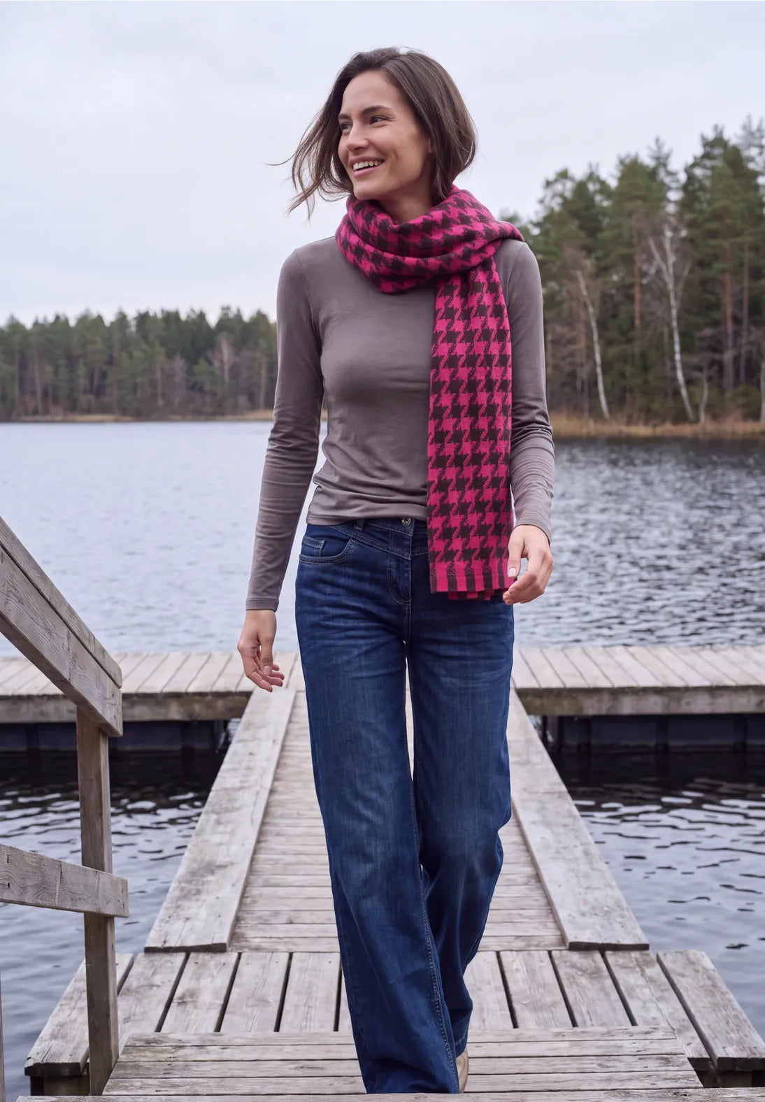 Houndstooth printed scarf in pink & brown