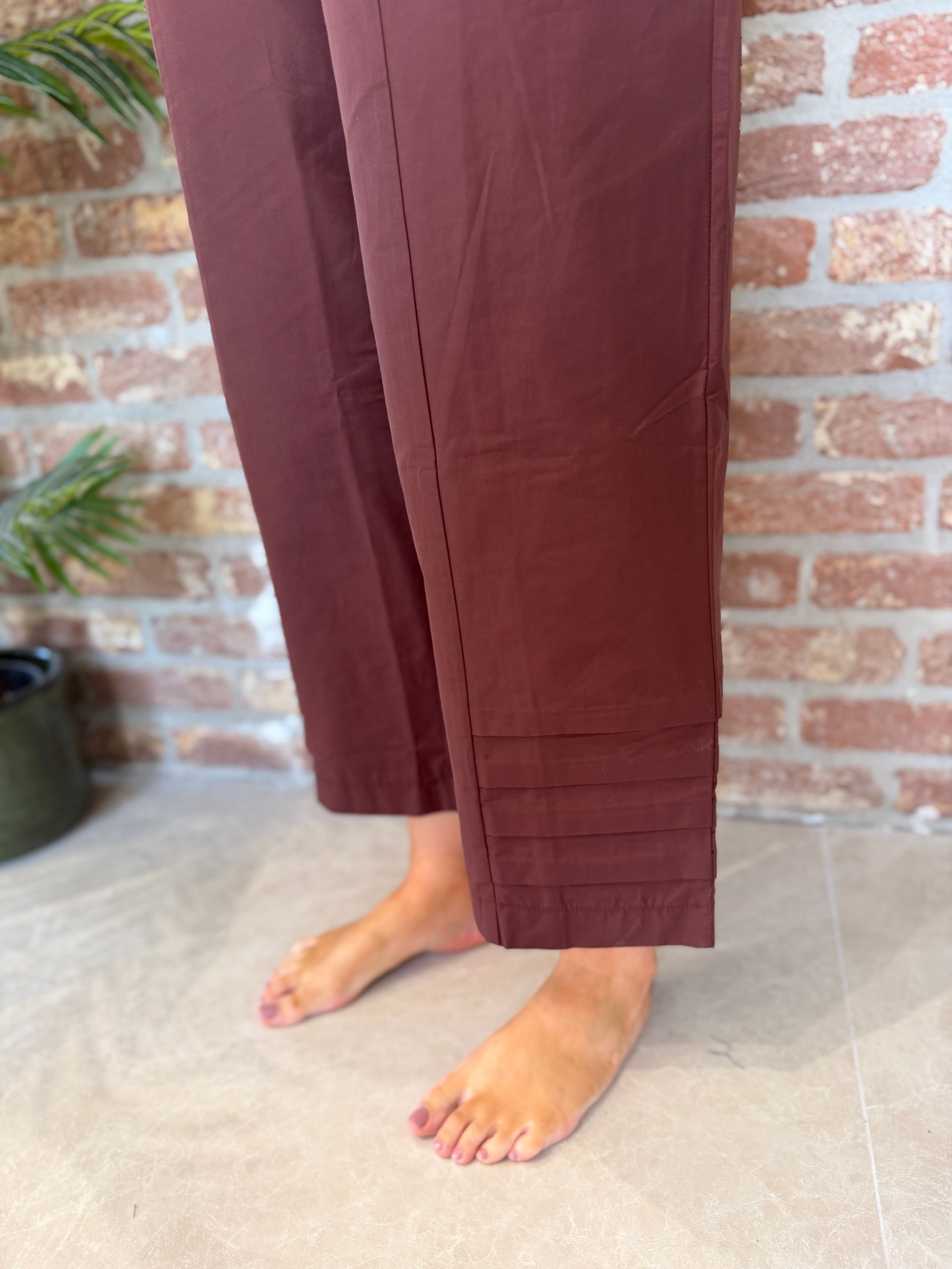 Pleated bottom trousers in brown