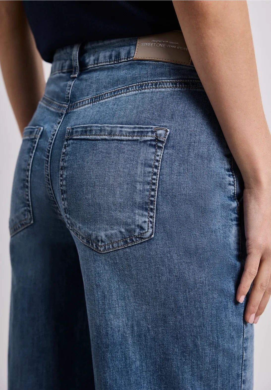 Wide leg jeans in medium blue wash
