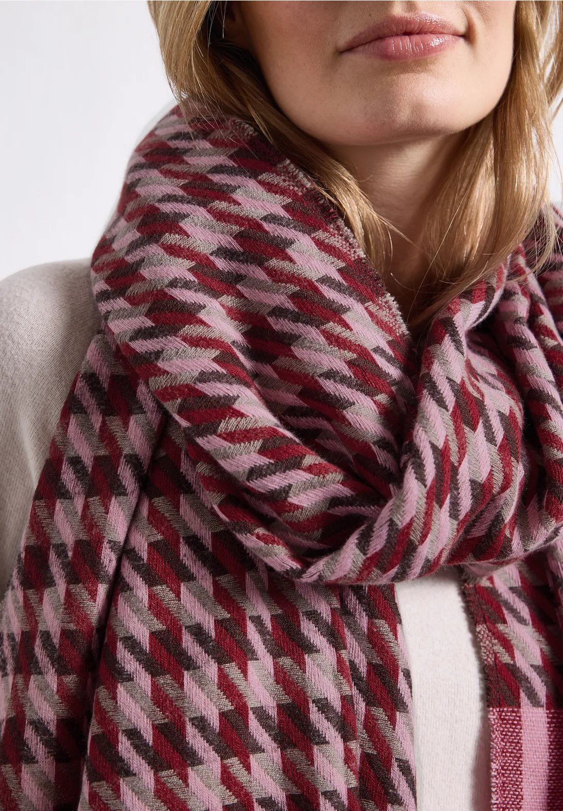 Houndstooth scarf in vintage red