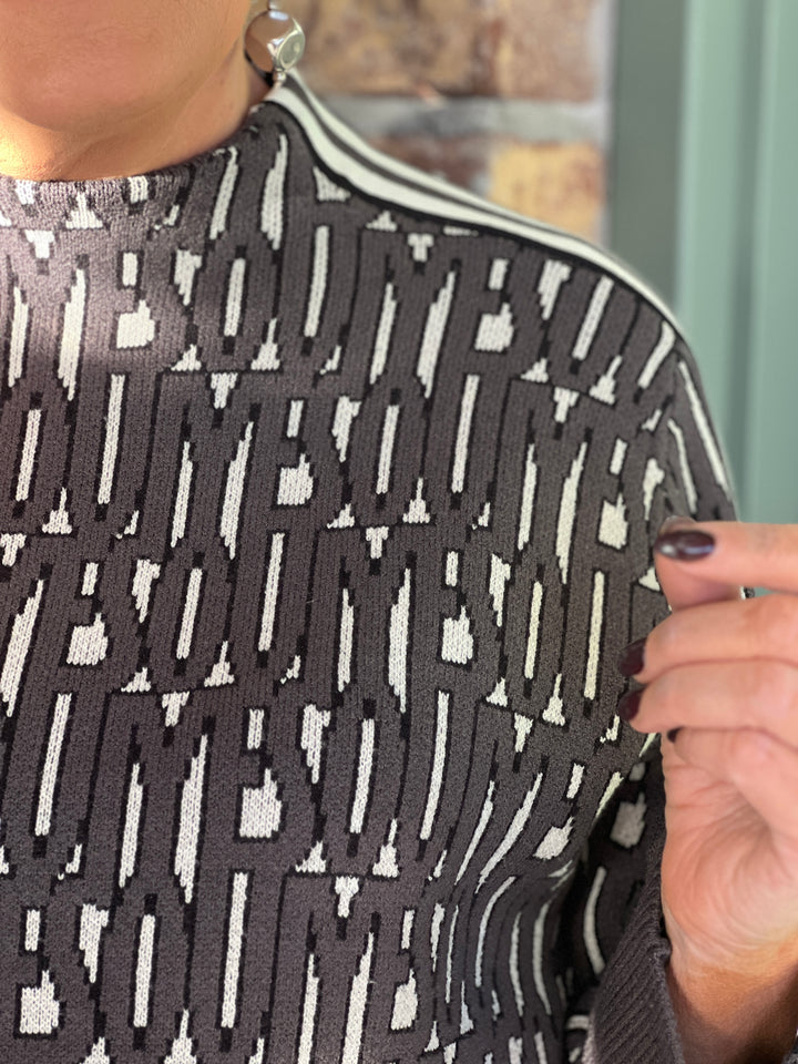 Oui Letter Print Pullover In Off white & black