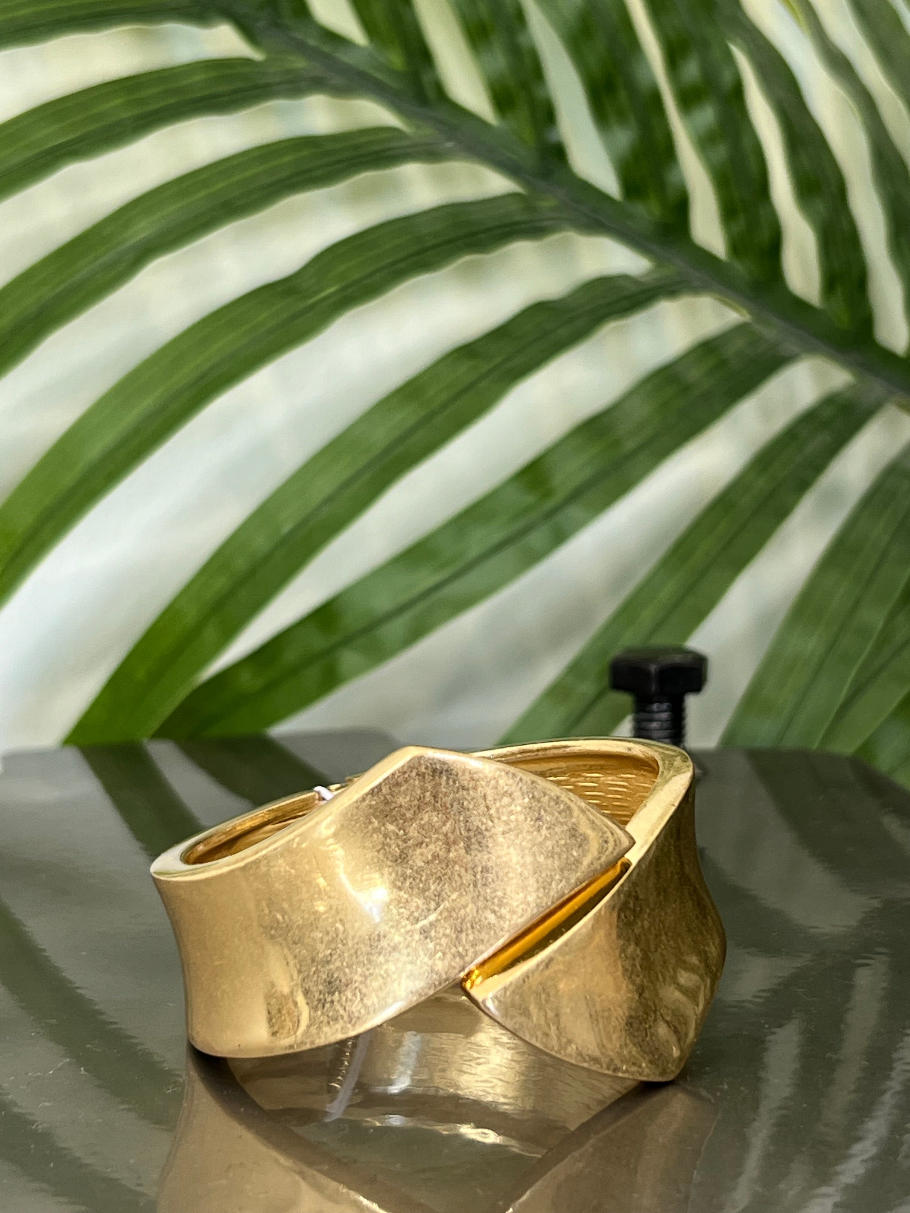 Eliza Gracious Hinged crossover bangle In Gold