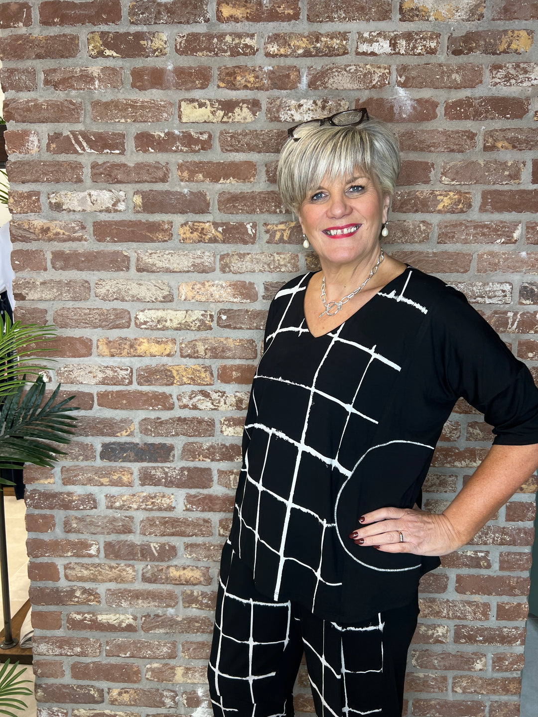 Ozai N Ku Chess Top in black