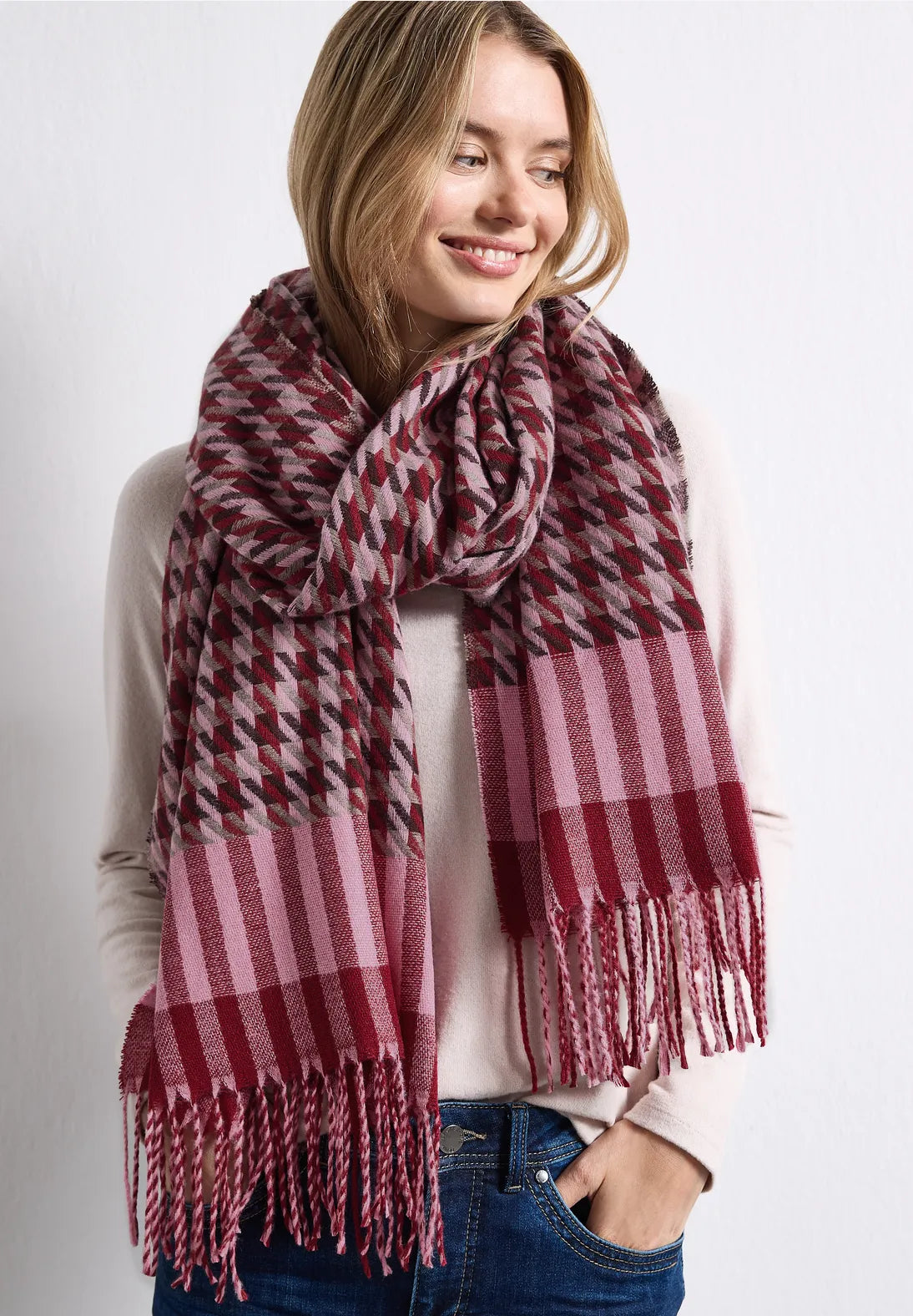 Houndstooth scarf in vintage red