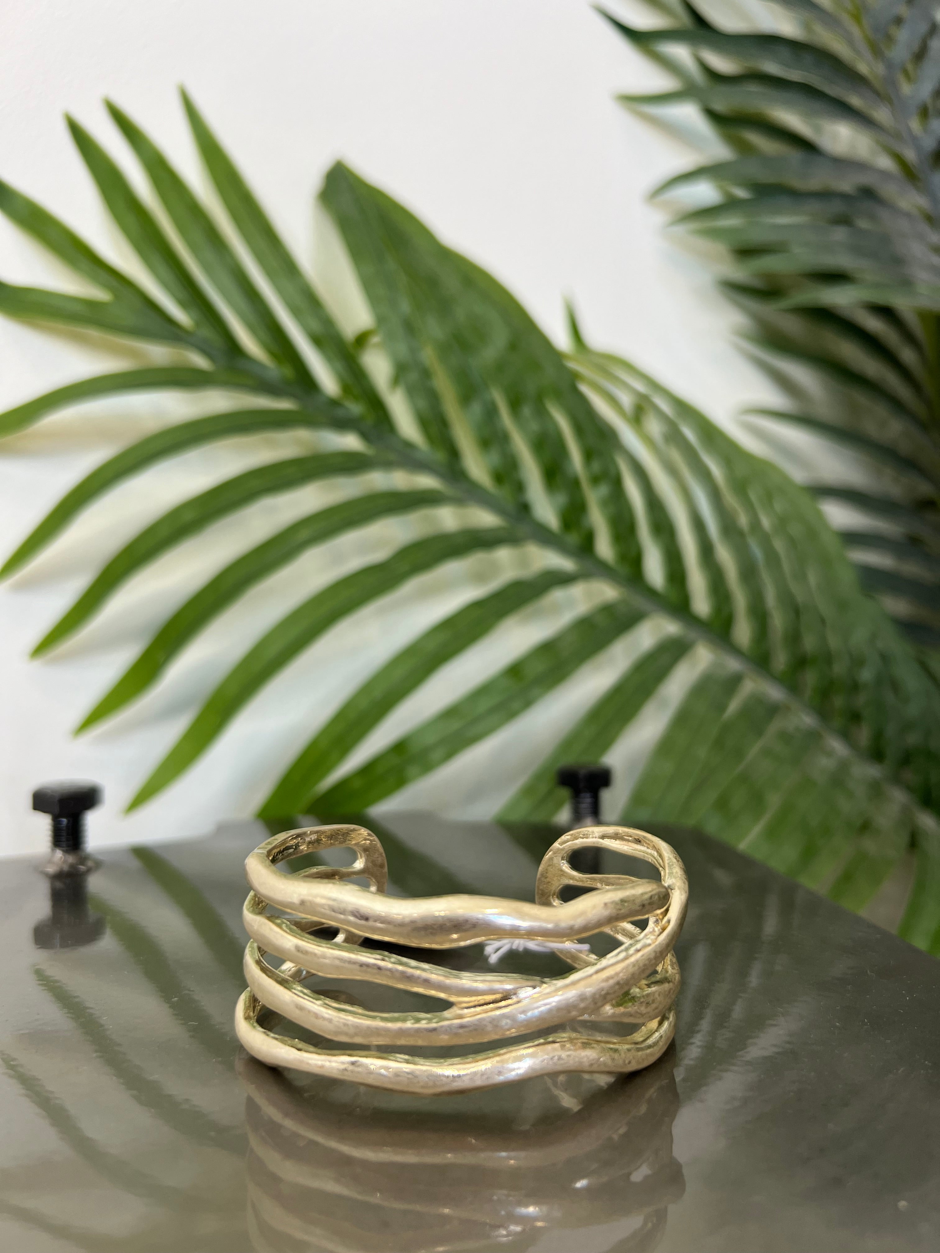 Eliza Gracious Wave Bangle In Gold